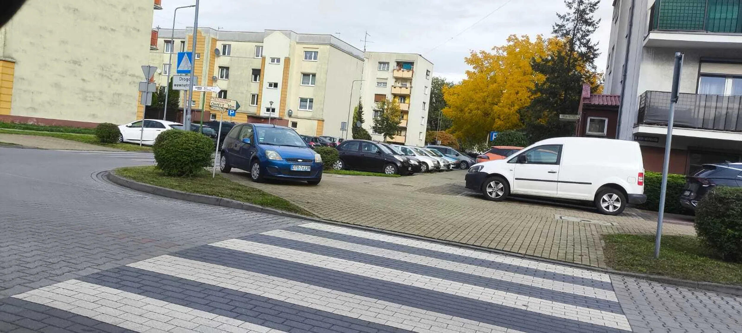 Mistrz parkowania na ulicy Miedzińskiego w Rawiczu. Art. 26 3. 3) Prawa o ruchu drogowym: Kierującemu pojazdem zabrania się jazdy wzdłuż po drodze dla pieszych lub przejściu dla pieszych.