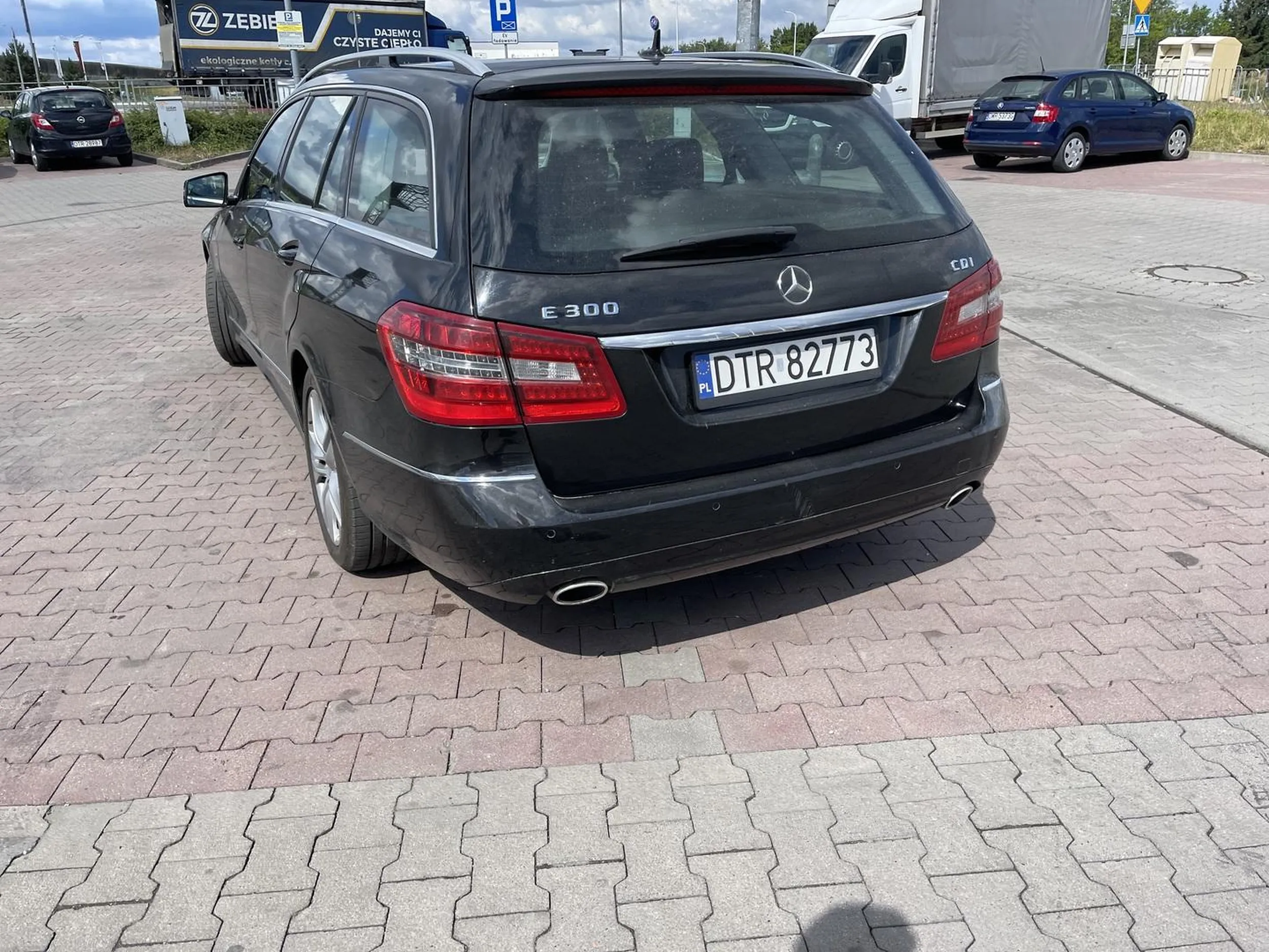 Mały parking pod biedronką we Wrocku ale po co normalnie parkować ?