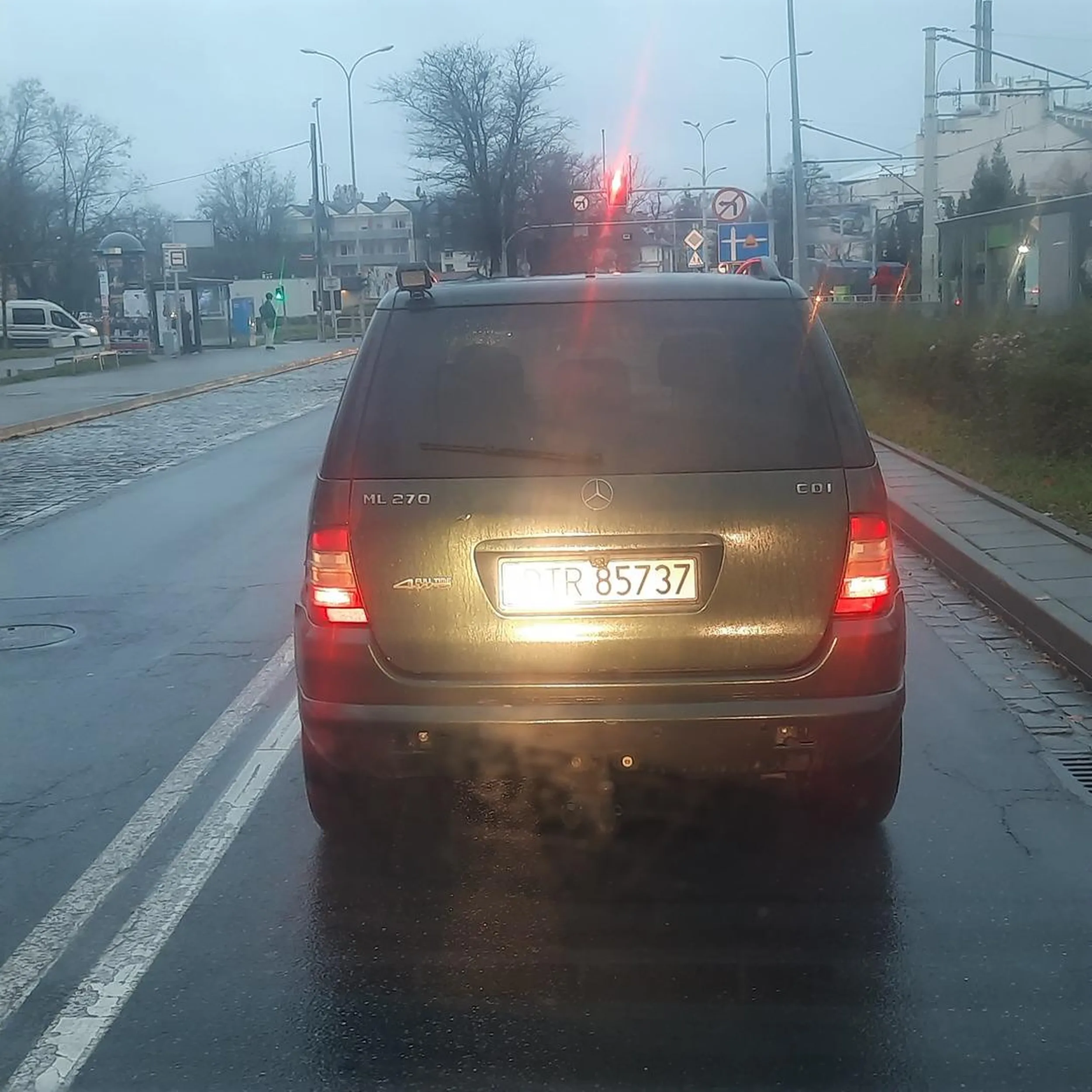 Uwaga typek na Maslicach kreci się przy placu zabaw i patrzy na dzieciaki.  Spłoszył się i uciekł