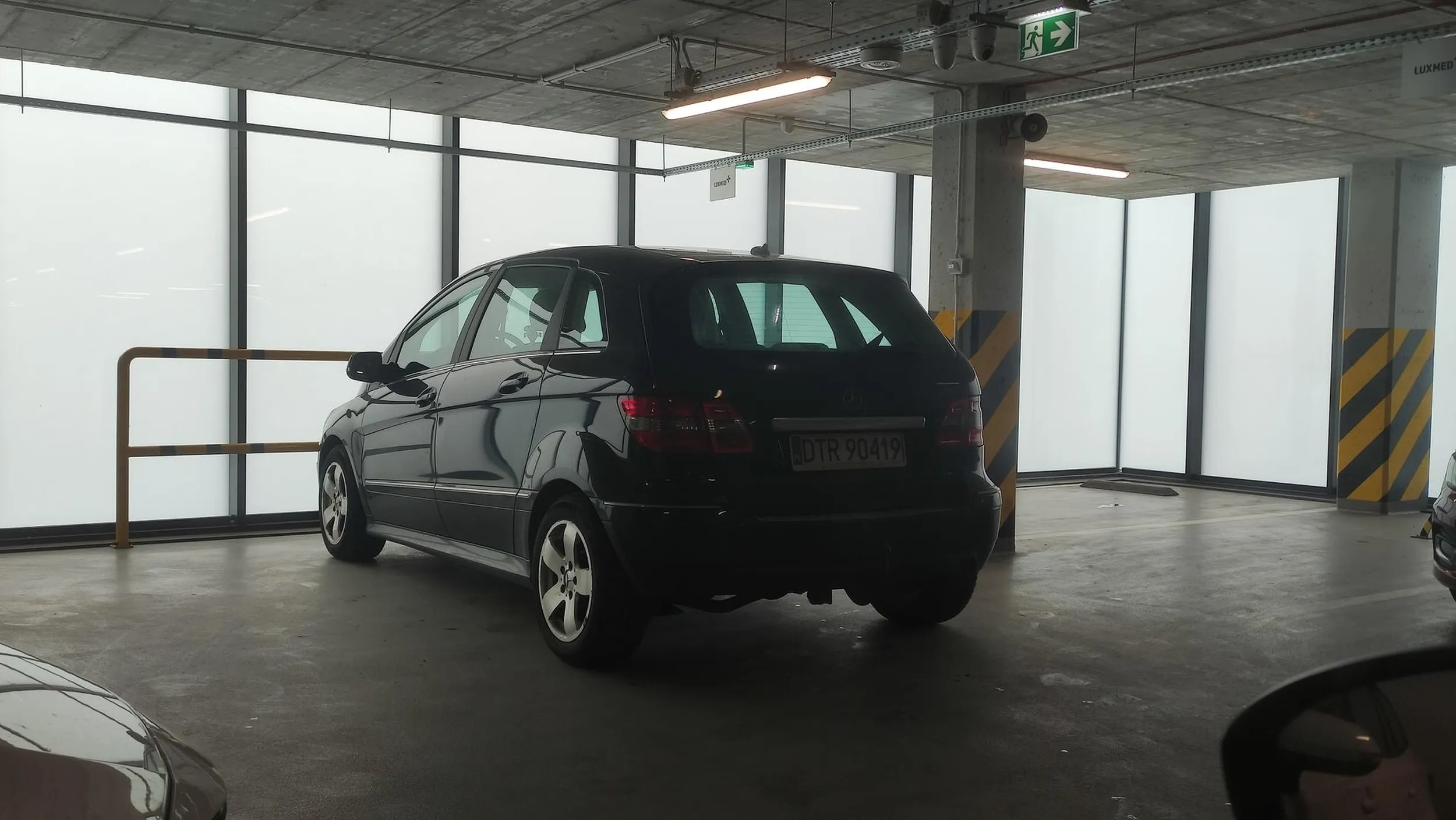 Magia! Zastawiła 3 miejsca na parkingu, nie parkując na żadnym z miejsc.