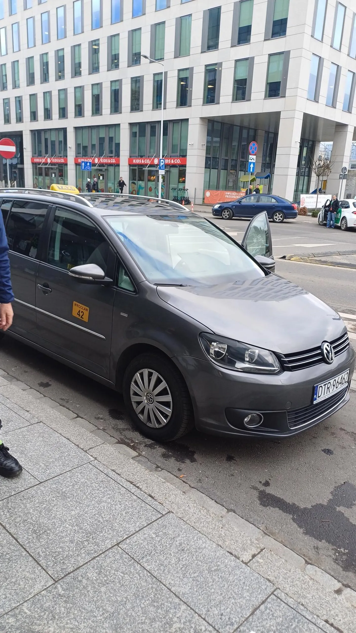 Agresywny taksówkarz. Z nudów startuje do innych kierowców z wyzwiskami, wuglaryzny sięgają najgorszych... Stary dziadzio bez kultury