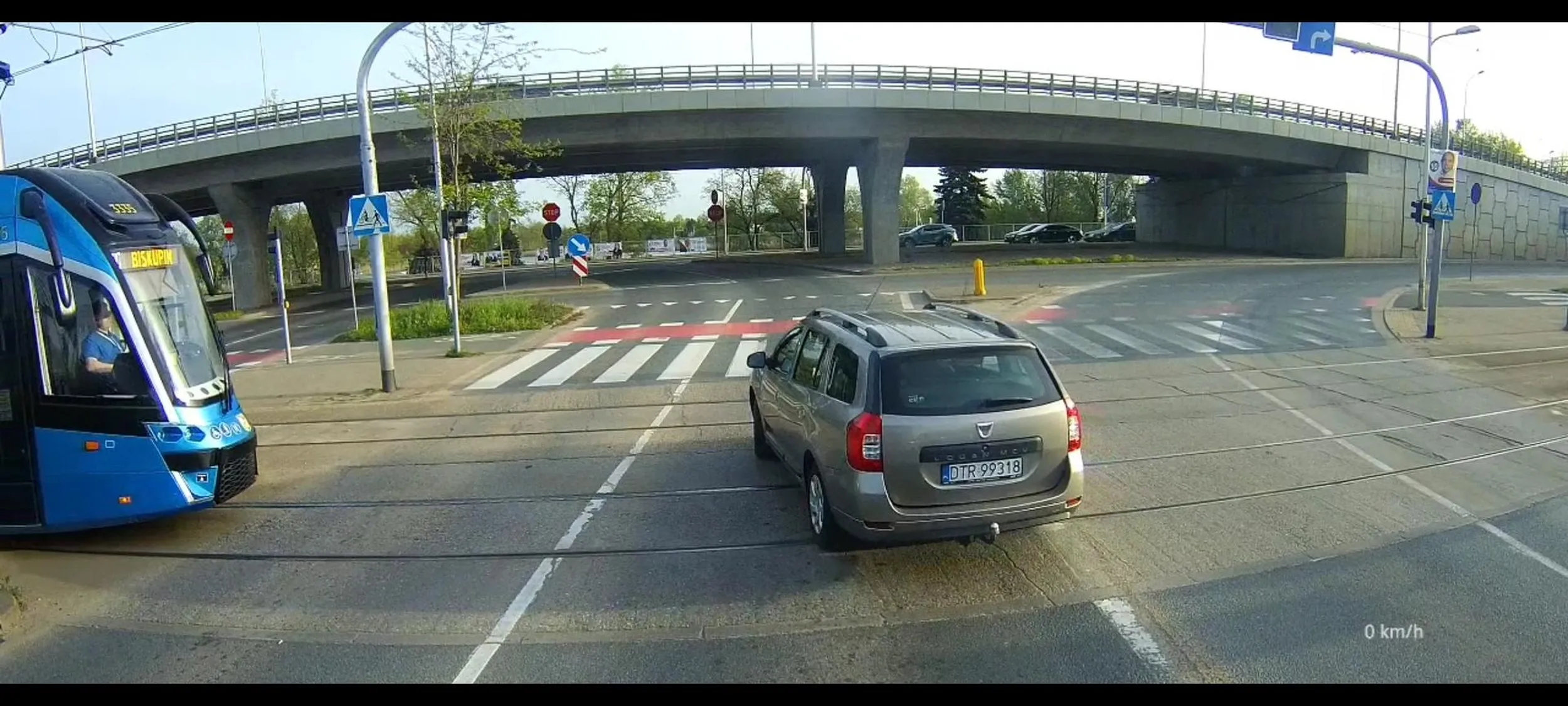 Nie dość, że omija korek, to wymusza pierwszeństwo na tramwaju oraz przejeżdża na czerwonym.