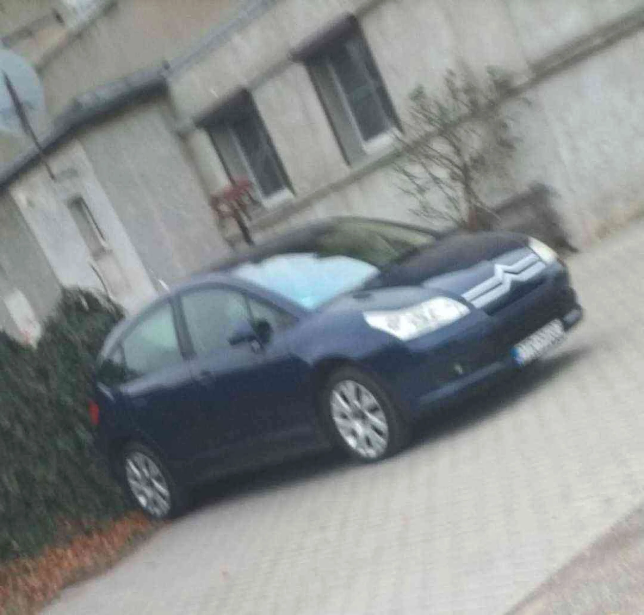 Ten kierowca to prawdziwy mistrz ruchu! Jego umiejętności za kierownicą są po prostu niesamowite. uwu