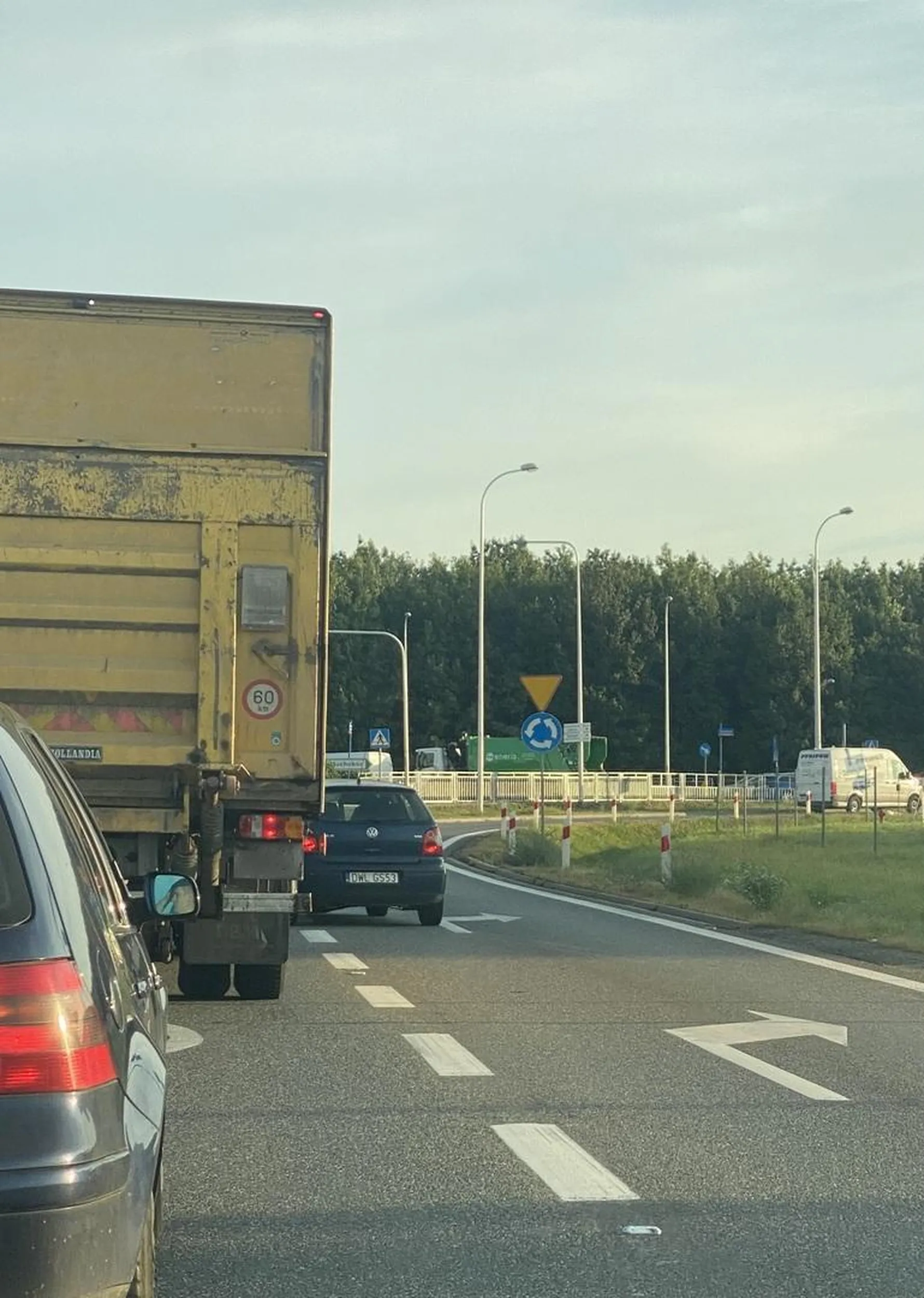 Łamanie przepisów przez buraka  (czytaj wpierdalanie się w kolejke) ze skrętu w prawo, jeb na lewo.