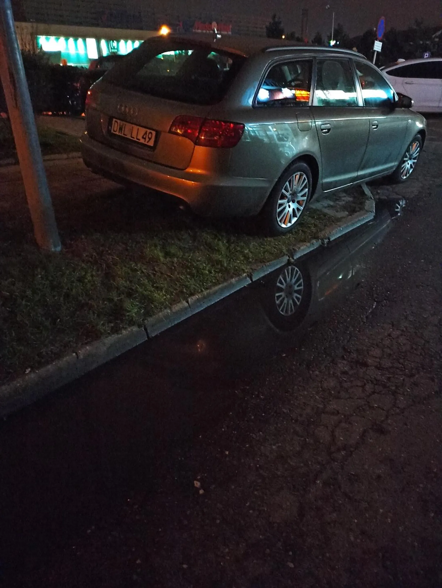 Bezczelna dewastacja trawnika oraz chodnika w Piotrkowie Trybunalskim!!!