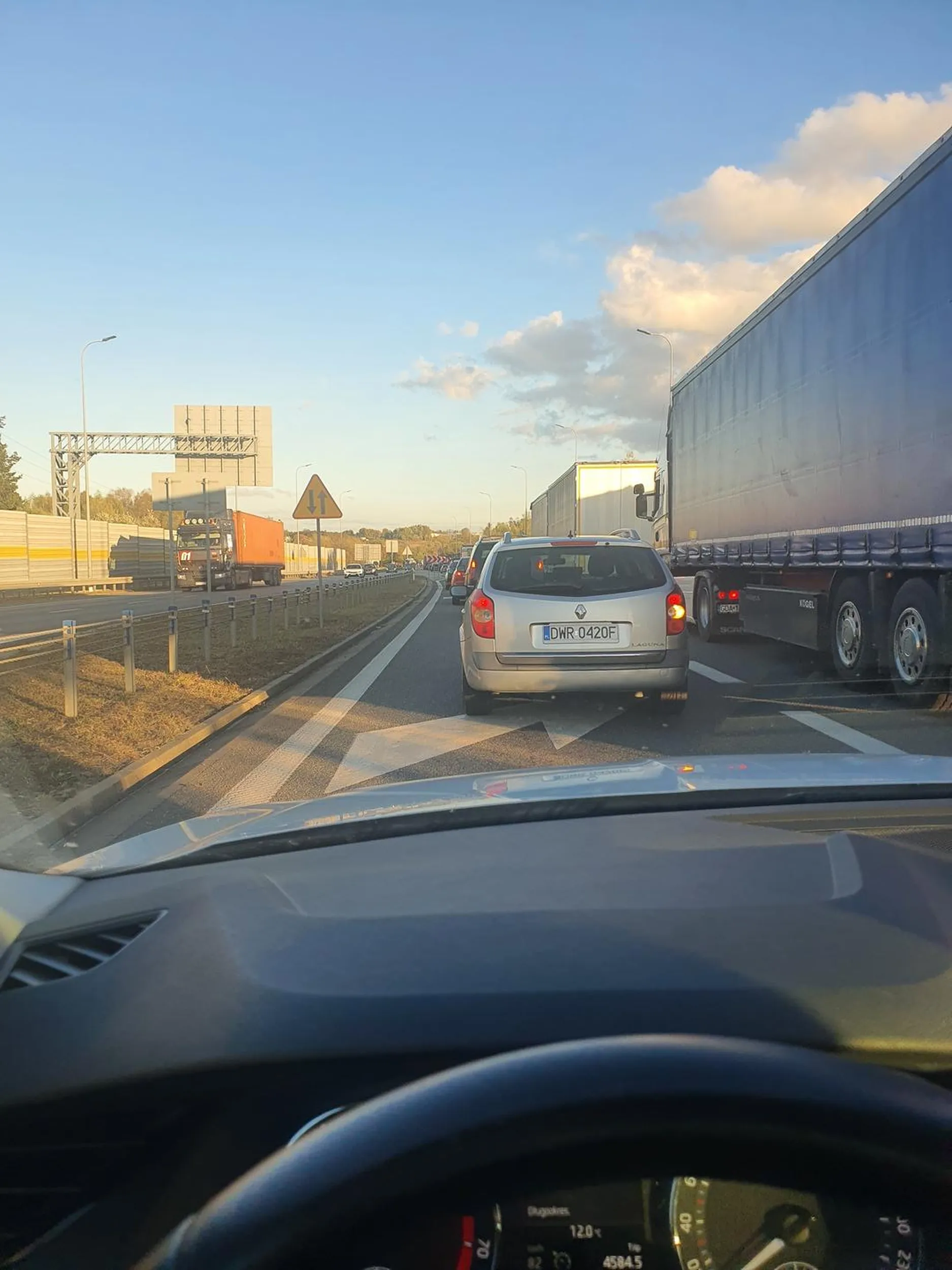 Dawno nie widziałam takiego tumana. Najpierw zmienil pas na środku skrzyżowania, w trakcie "korków" gdzie inni kierowcy ruszają że świateł kiedy zwolni się miejsce na skrzyżowaniu a ten w ostatniej chwili zmienia pas na środku skrzyżowania blokując mnie na środku skrzyżowania. Po zmianie pasa Pan tak się pchał ze finalnie zatrzymał się na przeksciu dla pieszych.... a zmienił pas tylko po to żeby za chwilę pchać się z powrotem na prawy pas, gdzie obowiązuje jazda na suwak i znowu dezorganizuje ruch. A jak już zmienił ten pas w połowie to stwierdził że jego już nie obowiązuje jazda na suwak i siedział komuś na zderzaku tylko żeby nikogo nie wpuścić. Miałam nieprzyjemność oglądać Pana wyczyny w ciągu 10 minut w korku, chyba nie chce wiedzieć jak jeździ ogólnie.