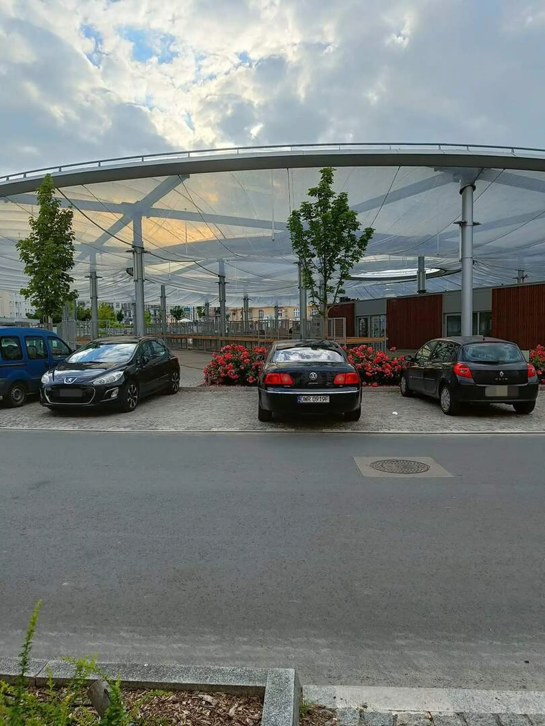 Pani nie potrafi parkować i zajmuje dwa miejsca parkingowe tłumacząc że ma limuzynę (stary Passat buehehehe)