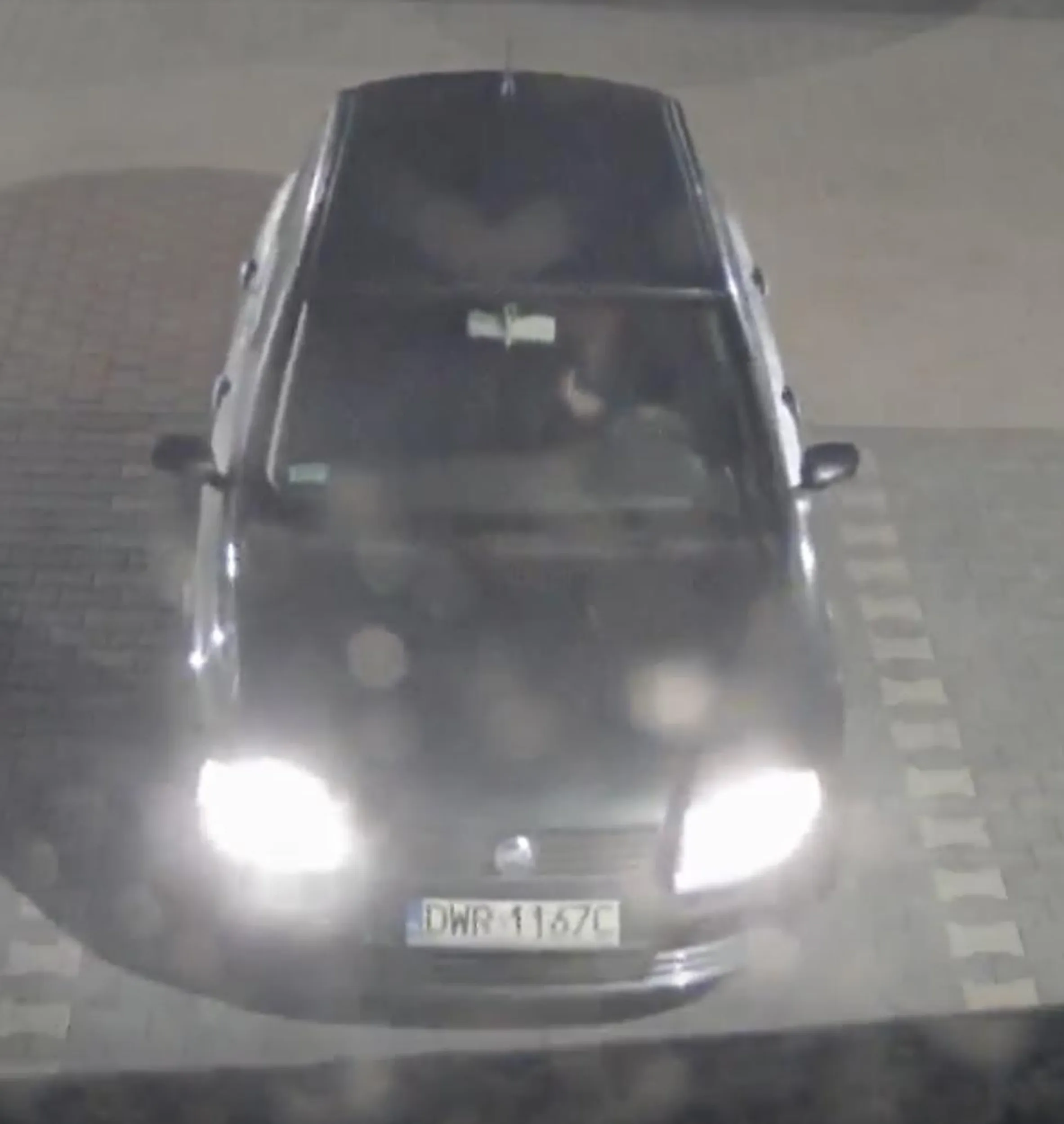UWAGA! Gościu jeździ pijany, policja nic nie mogła zrobić kiedy przyjechała na miejsce parkingu, ponieważ ten gościu poszedł do mieszkania i mógł zdaniem policji tam się napić alkoholu. UWAŻAĆ!