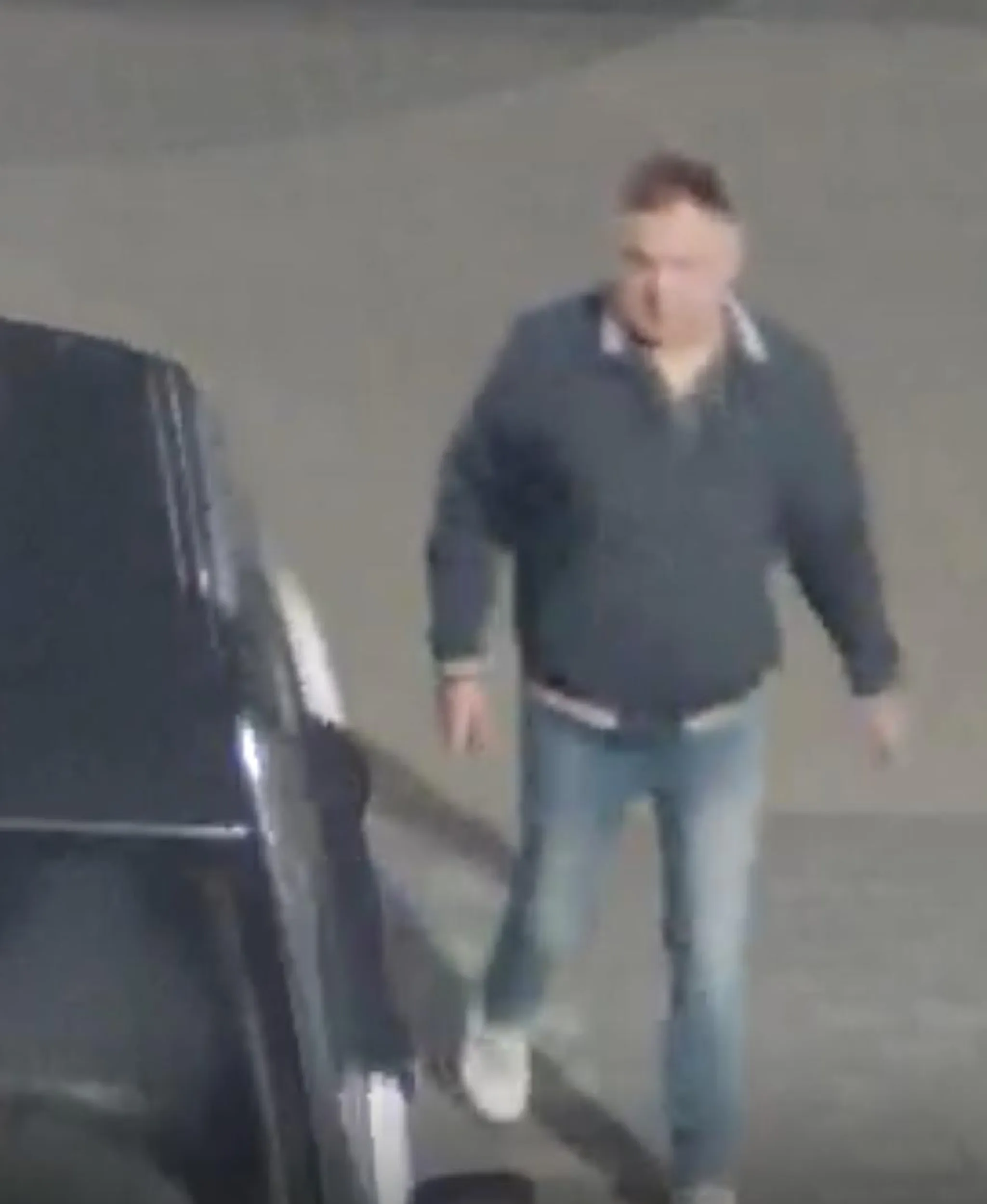 UWAGA! Gościu jeździ pijany, policja nic nie mogła zrobić kiedy przyjechała na miejsce parkingu, ponieważ ten gościu poszedł do mieszkania i mógł zdaniem policji tam się napić alkoholu. UWAŻAĆ!