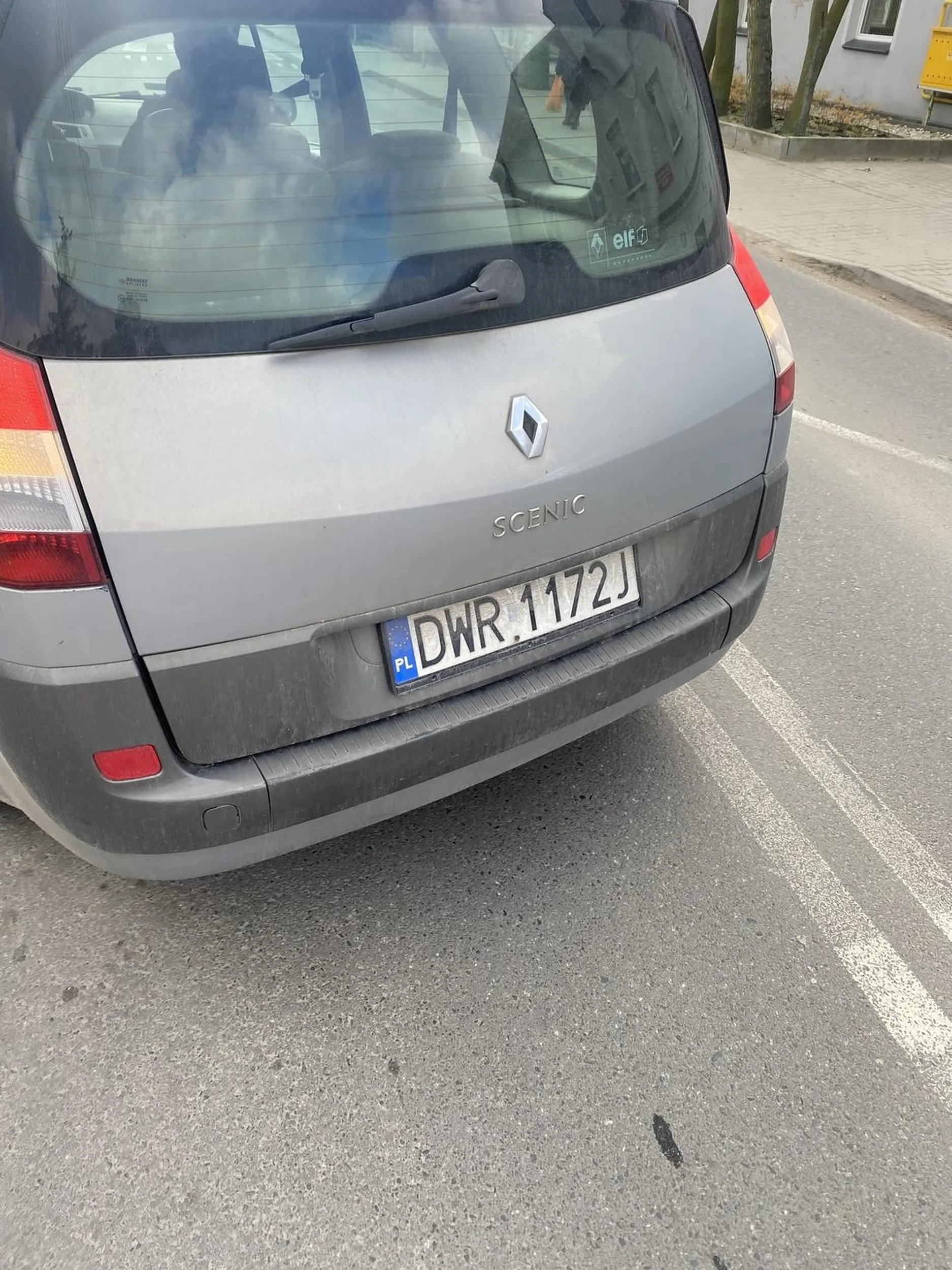 Stary ,niedzielny dziad, który wyjeżdża z podporządkowanych ulic i nie patrzy. Potrącił pieszego i jeszcze drze ryja. Kryminał. Prawo jazdy w paczce chipsów znalazł.