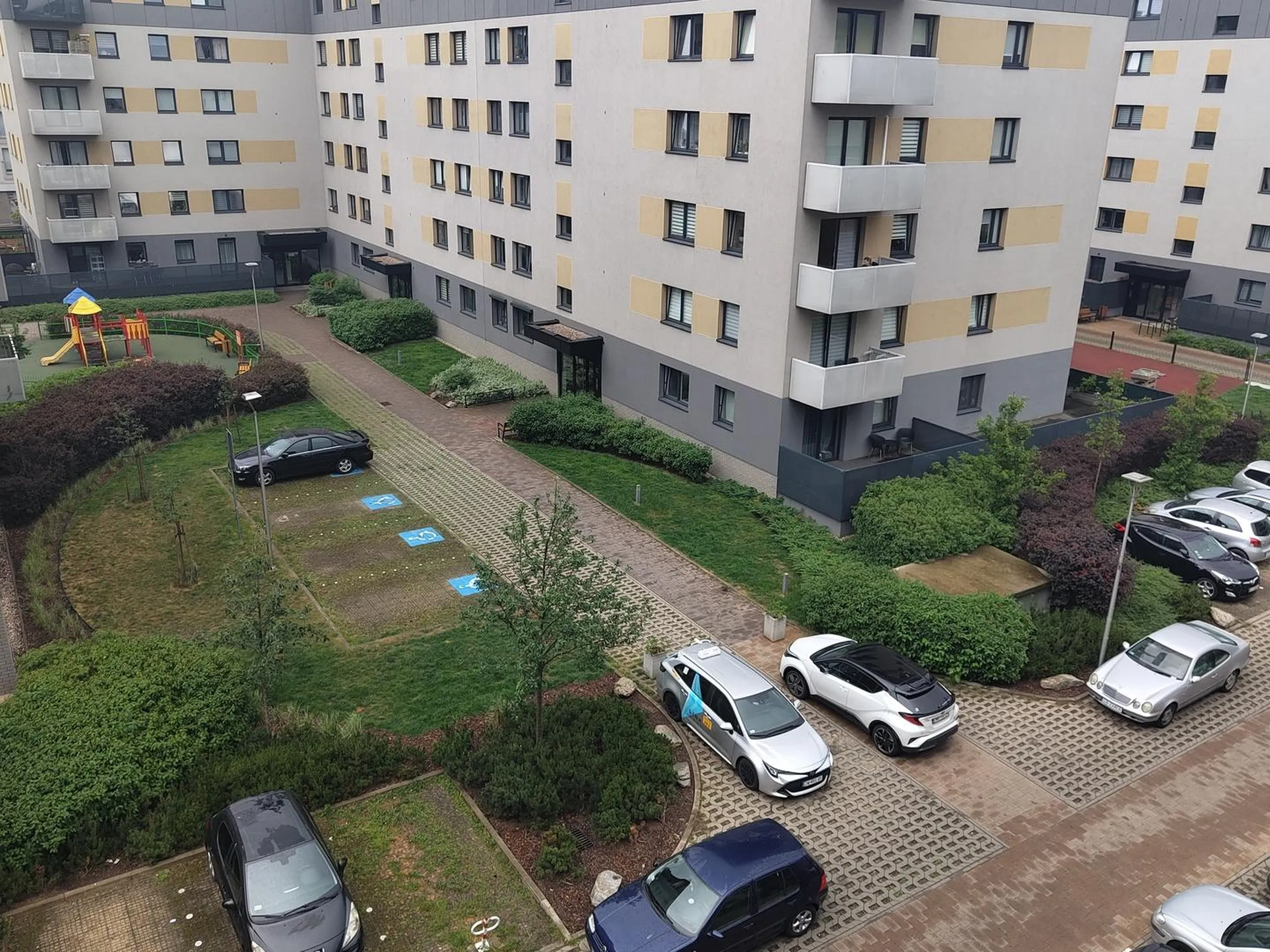 Wstyd dla młodej pani, która blokuje wjazd dla miejsc parkingowych dla osób niepełnosprawnych!! Żałosna jesteś!