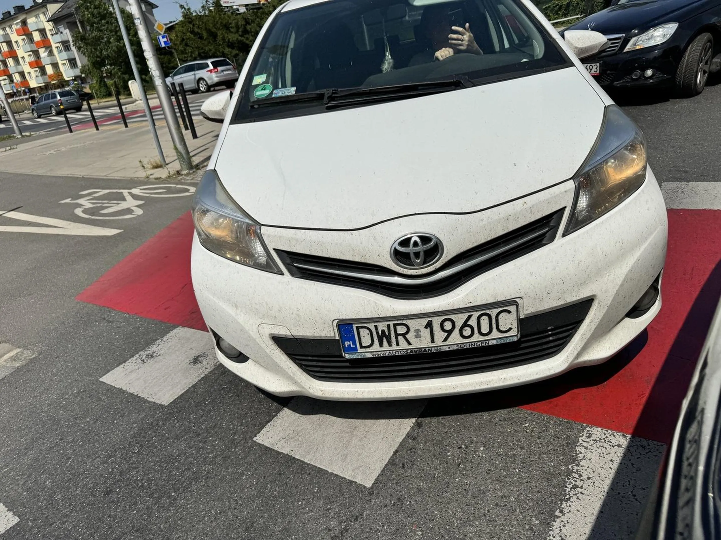 Pani szeryf która wymusza pierwszeństwo, pokazuje środkowy palec gdy się na nią zatrąbi, hamuje przed zderzakiem, a gdy ktoś do niej wychodzi szybko zamyka okno i nagrywa. Przy okazji polecam zmienić wygląd bo jak chłop wyglądasz