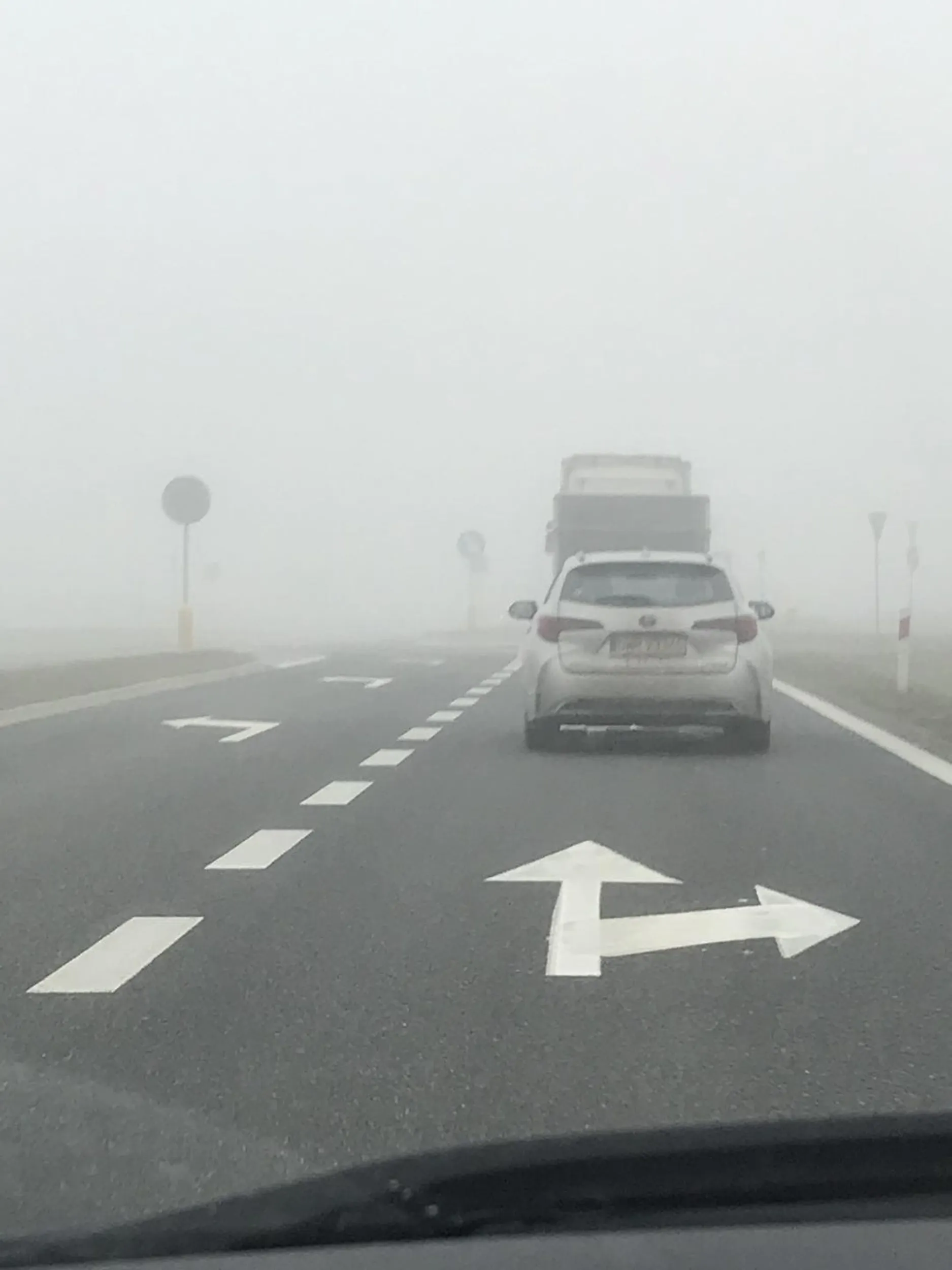 Kierowco!! W mgle włącz światła, nie jedź na dziennych, stwarzałeś niebezpieczeństwo dla Ciebie i innych.