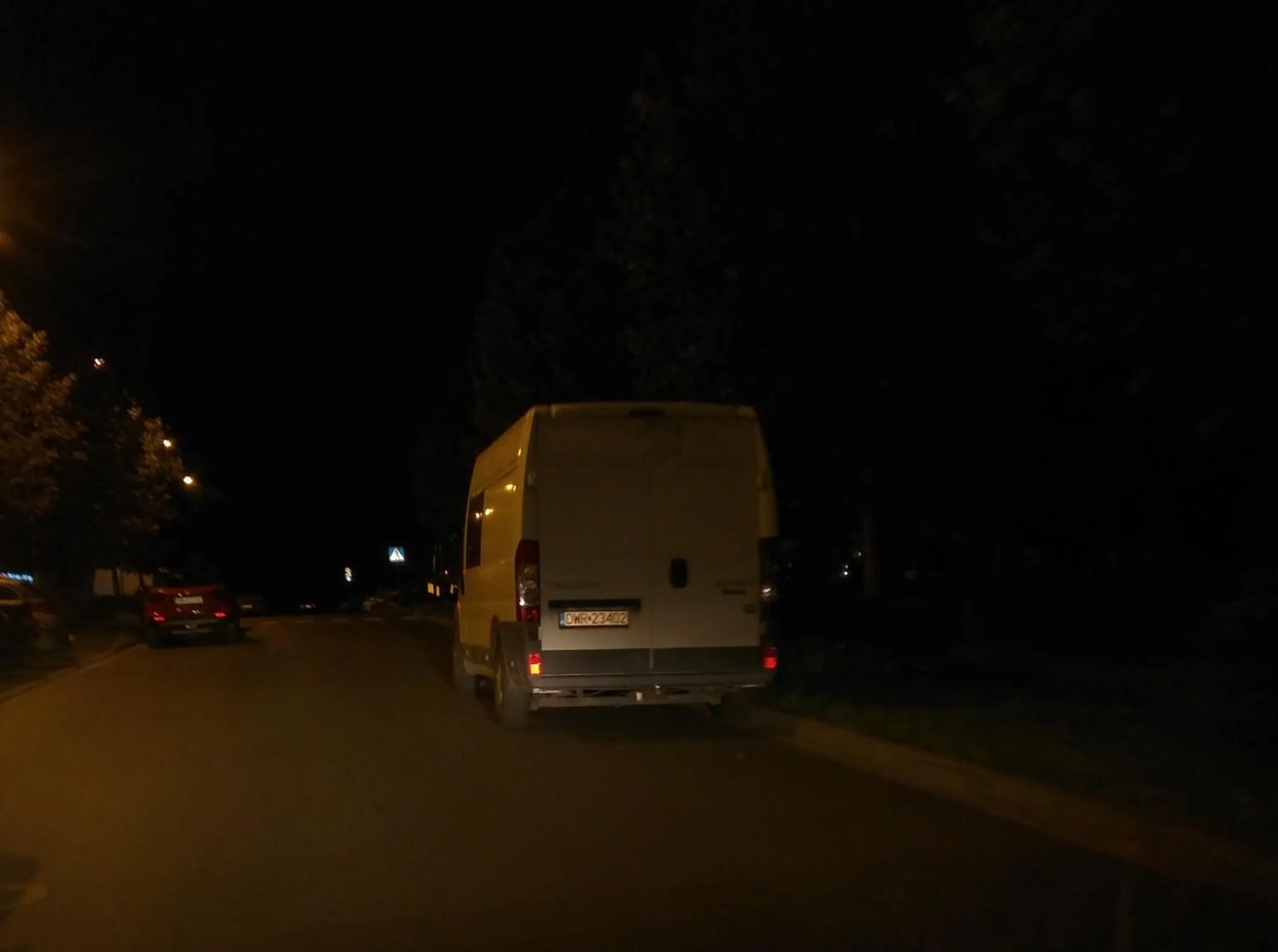 Parkowanie na zakazie zatrzymywania na Strońskiej.