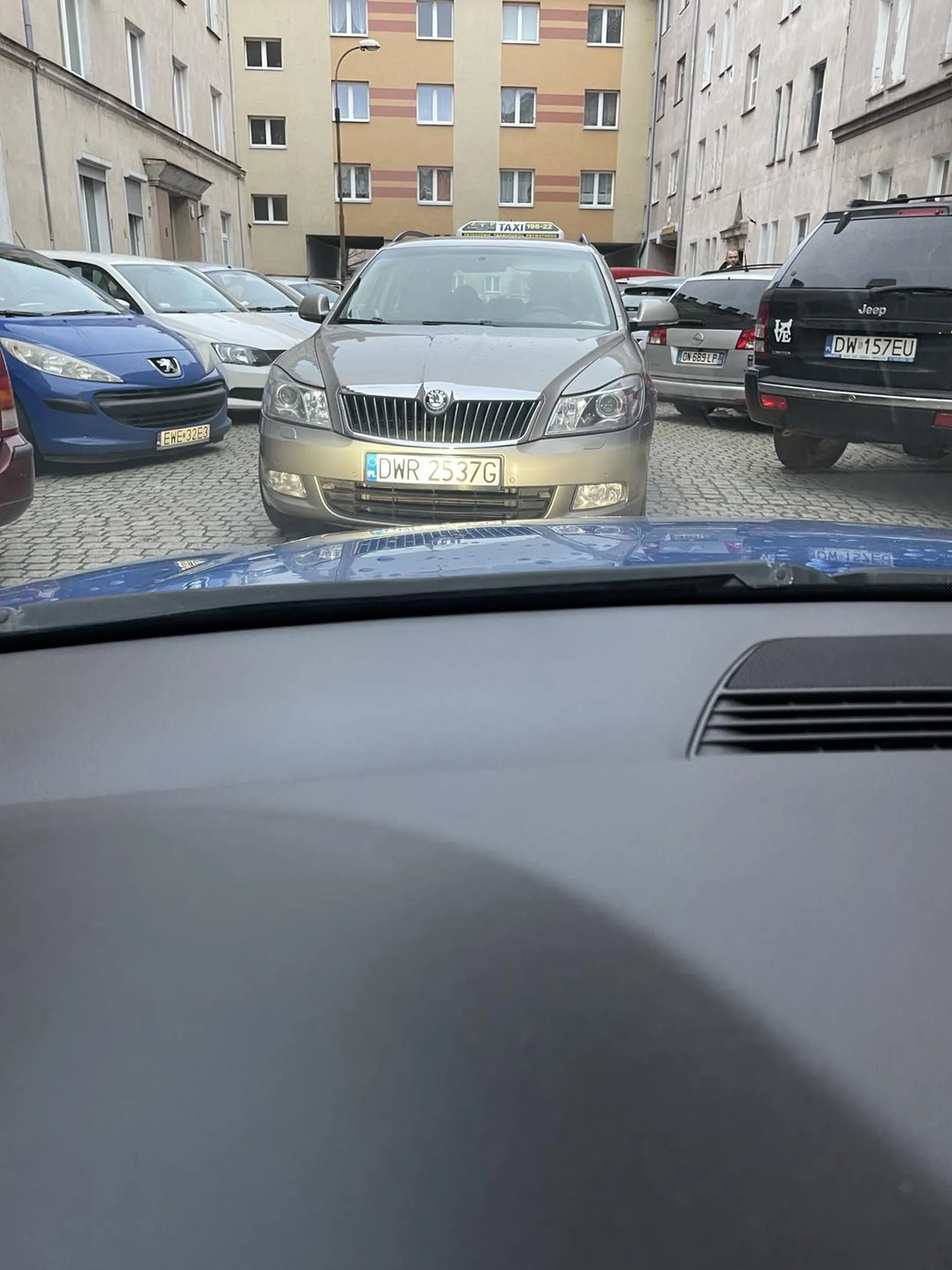 „Czlowiek zasad” stary dziad złotówa nie znający przepisów ruchu drogowego ma tylko jedną zasade wszyscy mają go wpuścić bo on jedzie. Po 5 min odpuścił (jak zrobiłem zdjecie)ledwo wycofując prawie zahaczył o zaparkowane auta. Czas oddać prawko jesli wogóle ma