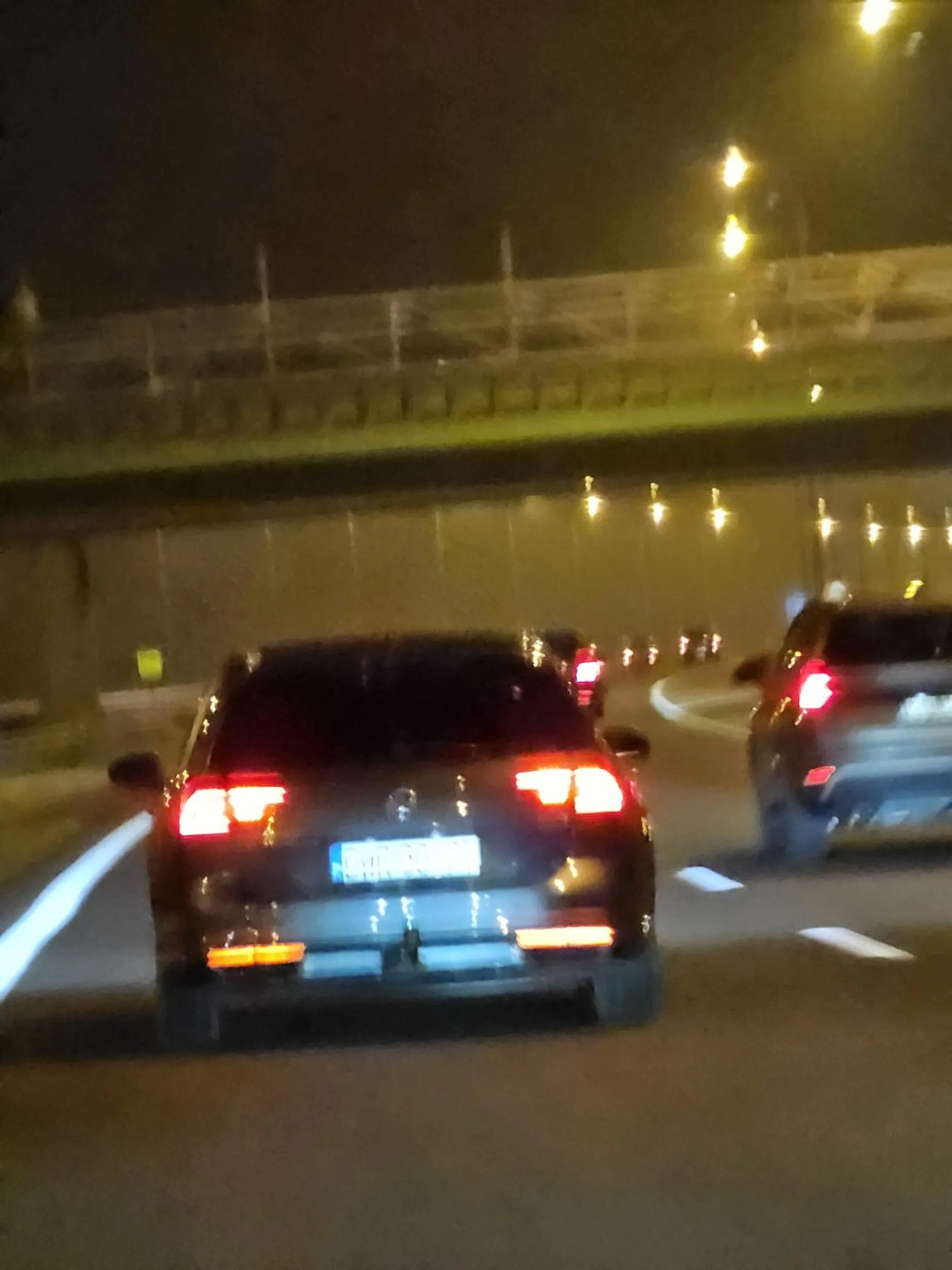 Lepiej ci? Podjeżdżasz pod dupę, swiecisz światłami, wyprzedzasz prawym i wpierdalasz się przed maskę i Dziwisz się że ktoś ci świeci i na ciebie trąbi? Czy dziwi cię to że człowiek hamuje na autostradzie jak druga taka spier""""na jak ty się wjebala z przodu? Po co mi kamerkę pokazujesz? Jak już będziesz będziesz filmik wrzucał to wrzuć od samego początku żeby było widać jak ryzykujesz życie swojej "rodzinki" i czyjeś agresywną jazdą.