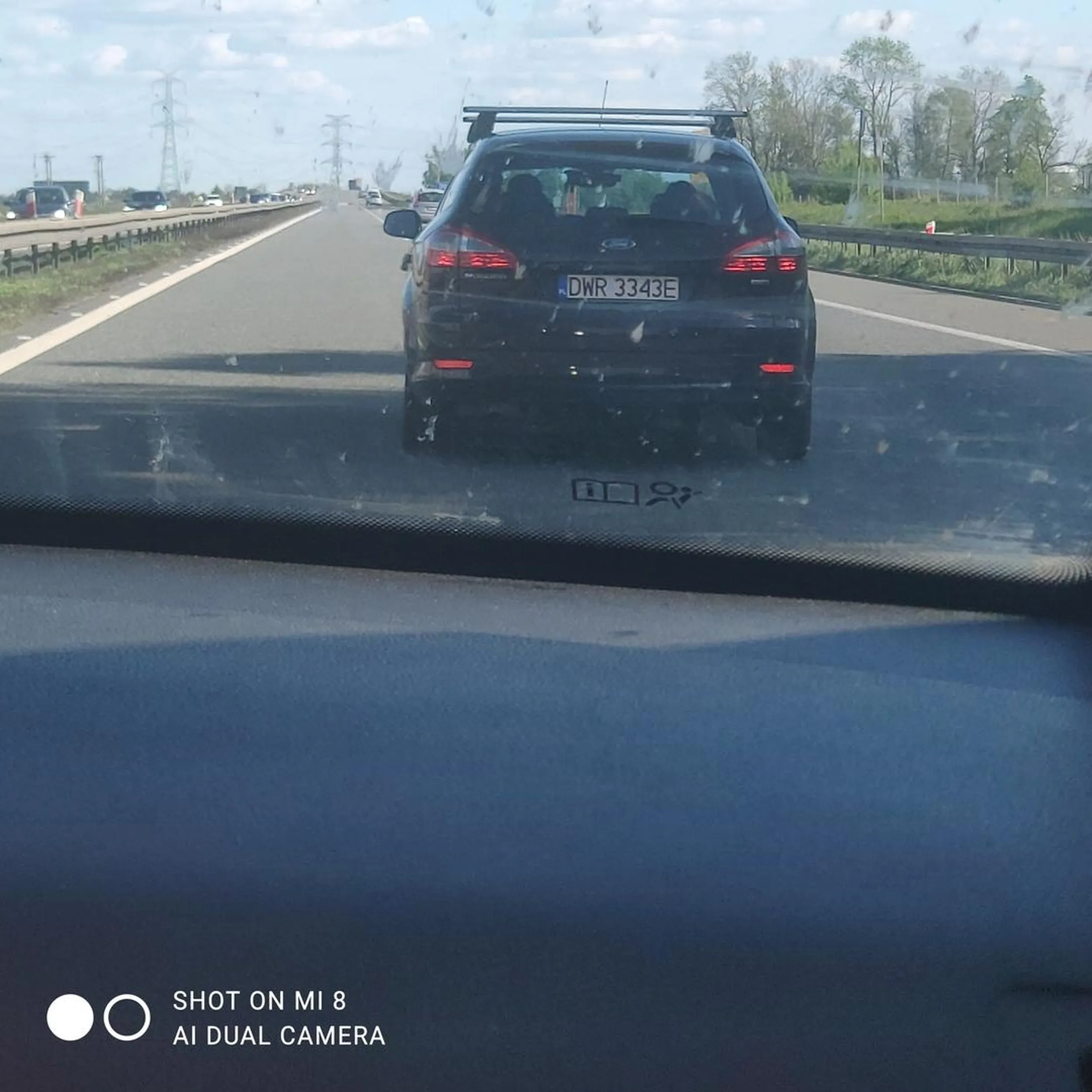 Zachowanie kierowcy bardzo niebezpieczne wpycha się między pojazdami wymuszając pierwszeństwo, wyprzedza prawym pasem, a z tyłu siedzi dwójką dzieci. 27.04.2024