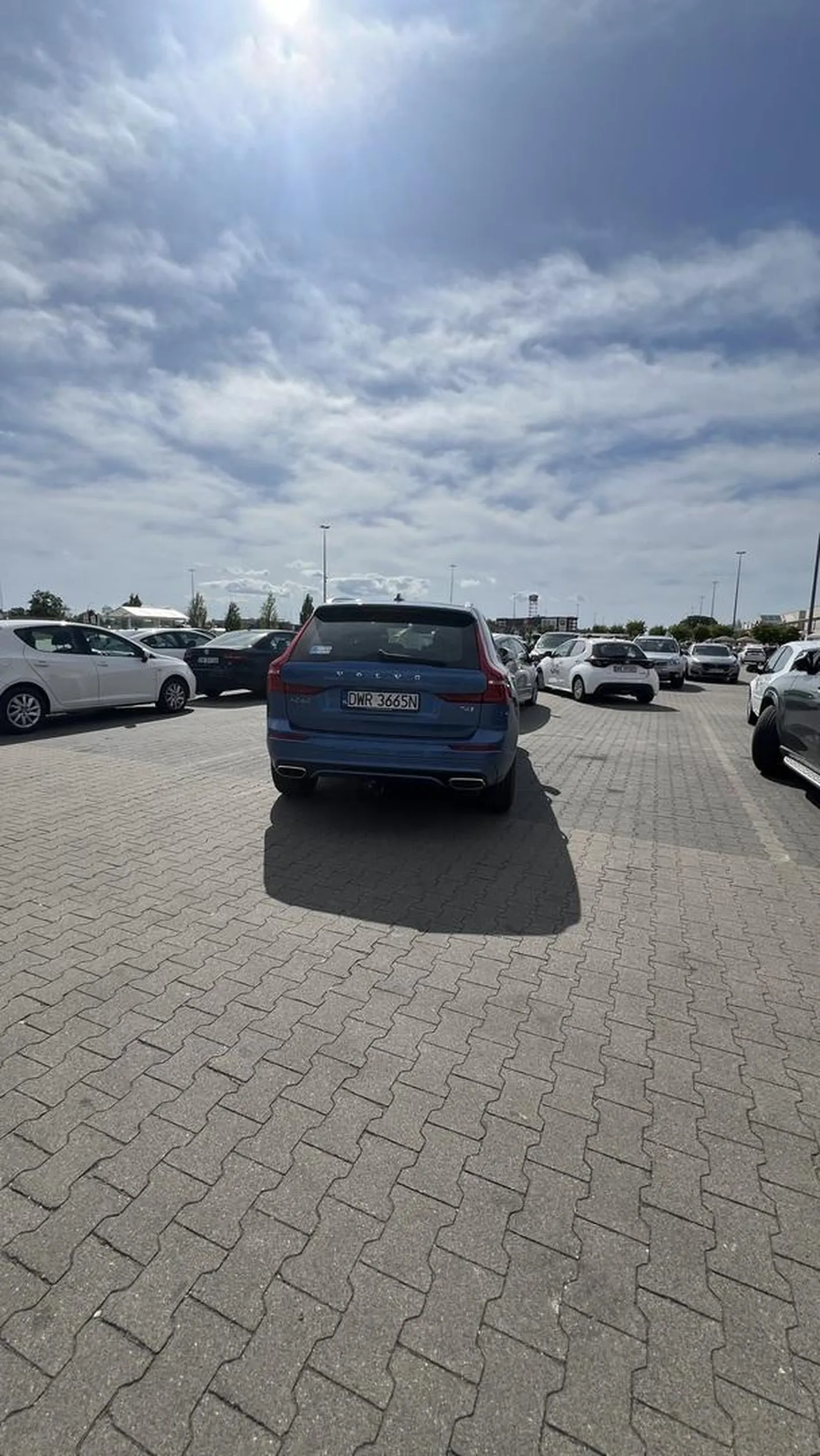 widać kto nie uważał na lekcjach parkowania. To nie czołg, tylko volvo. Pozdrawiam