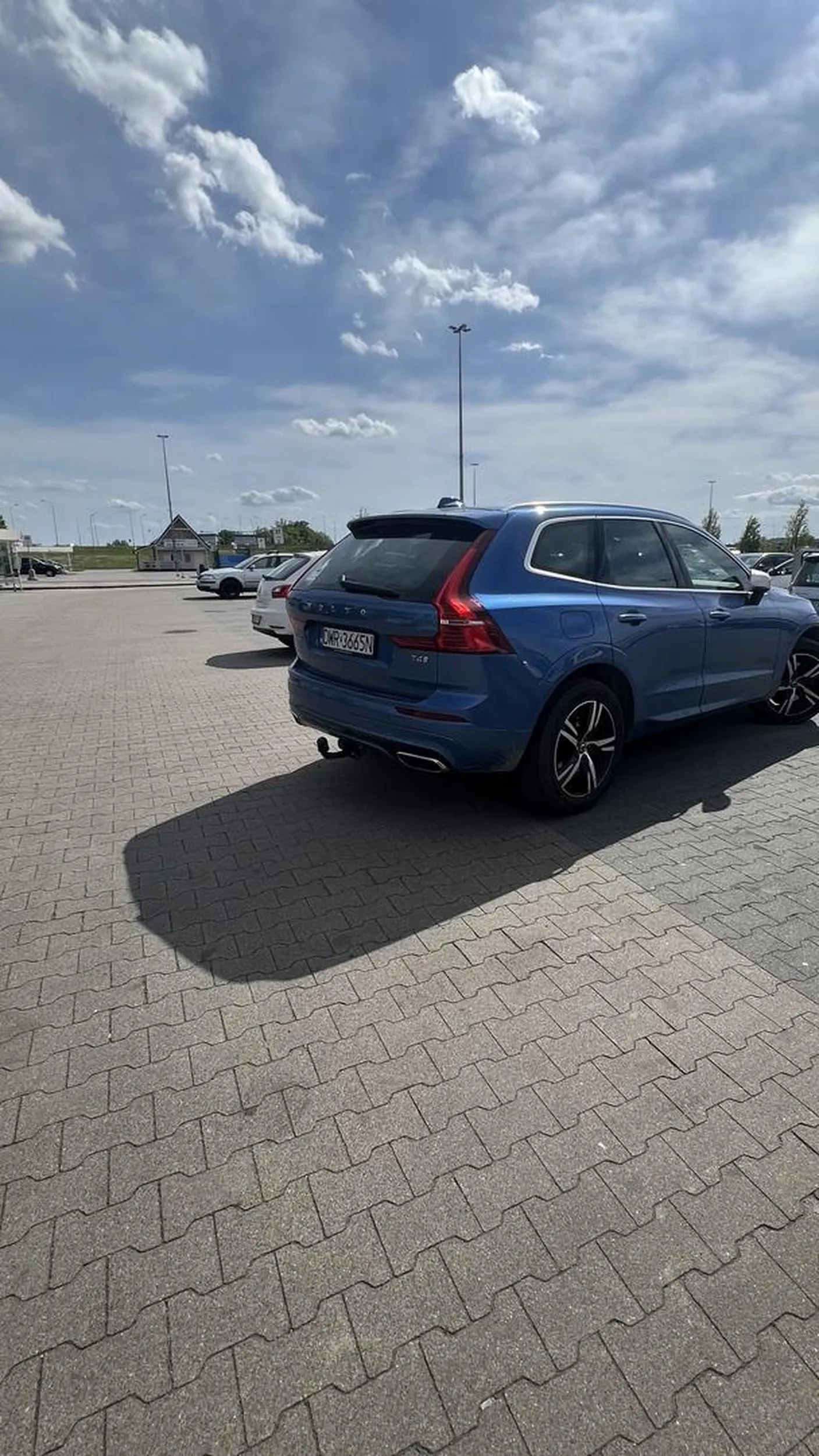 widać kto nie uważał na lekcjach parkowania. To nie czołg, tylko volvo. Pozdrawiam