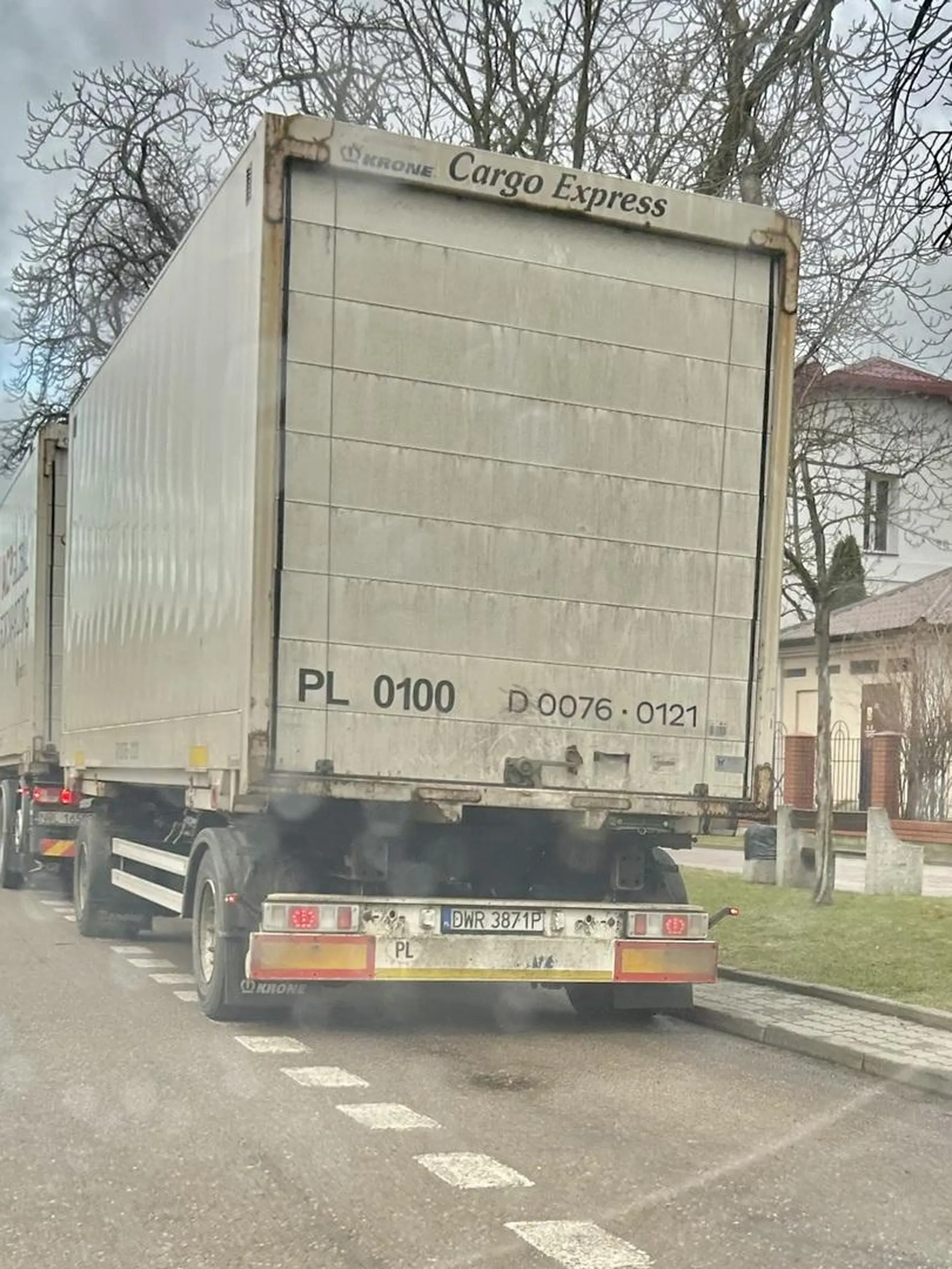 Pan sobie staje w miejscu niedozwolonym przechodzi po trawniku tamując ruch (tam nie było pasów) po czym wsiada do pojazdu i nie jedzie.