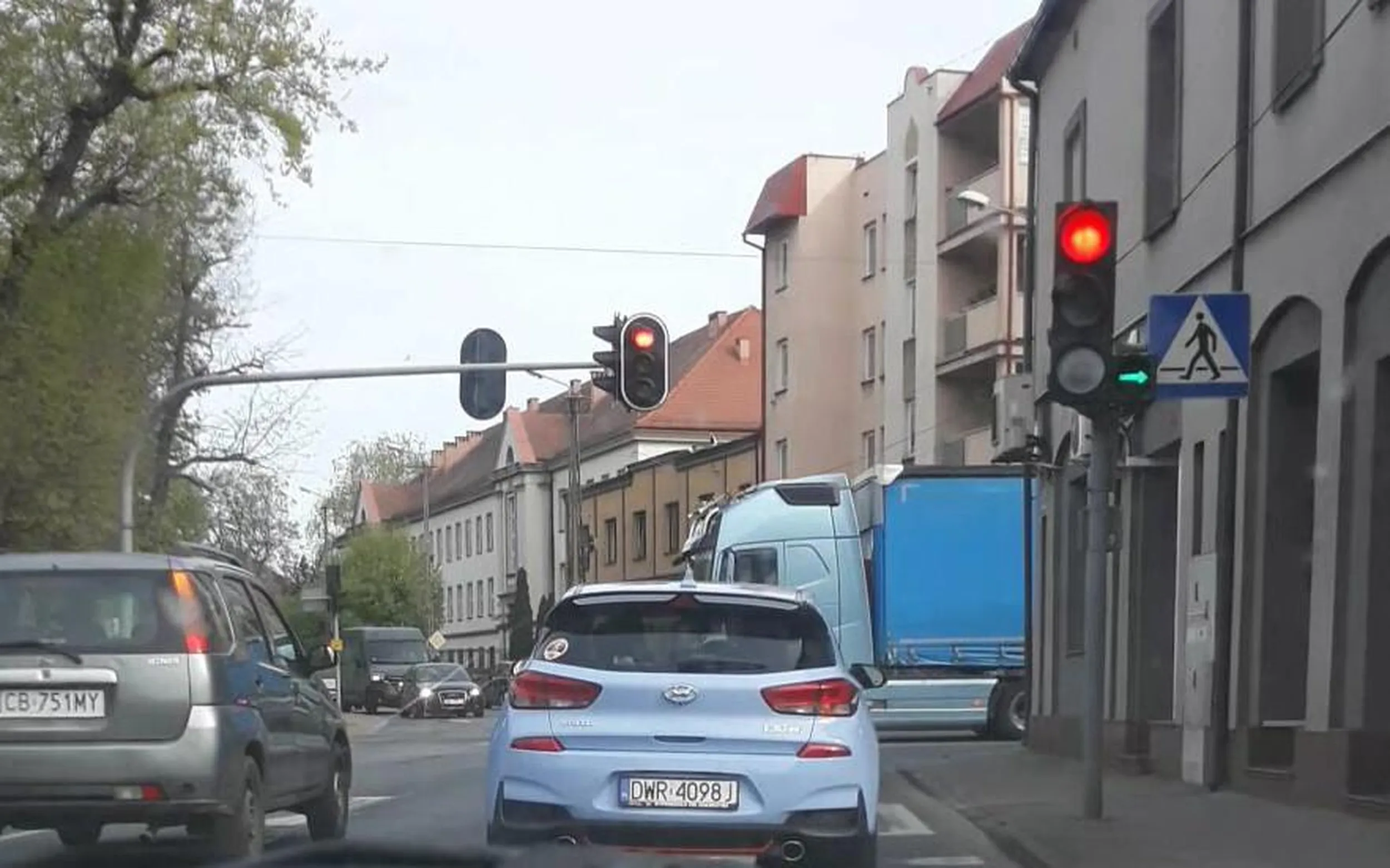 Przejazd na czerwonym świetle bez zatrzymania się.