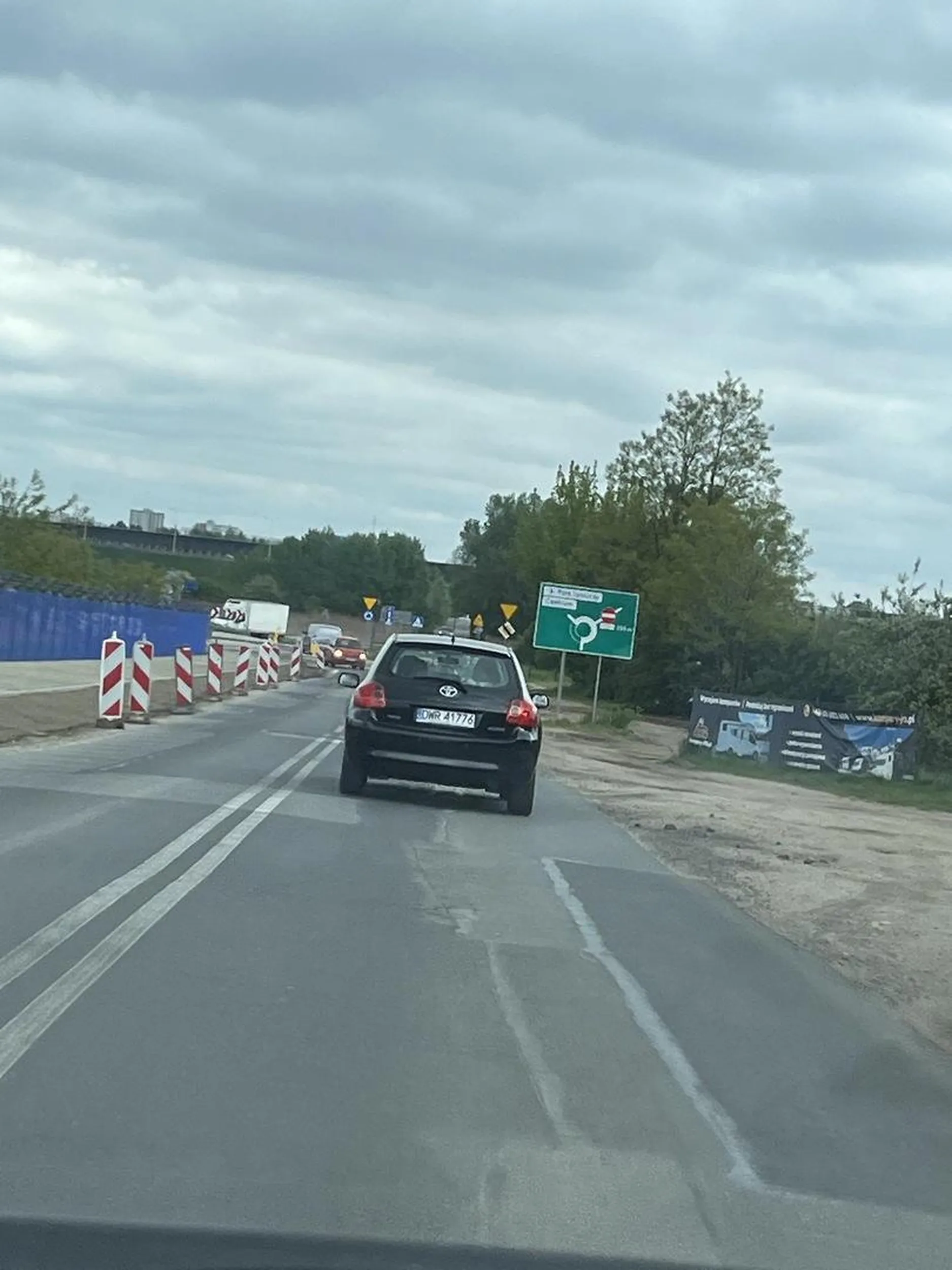 Kierowca jest pijany?!?! Za taką jazdę ludzie powinni siedzieć w więzieniach.