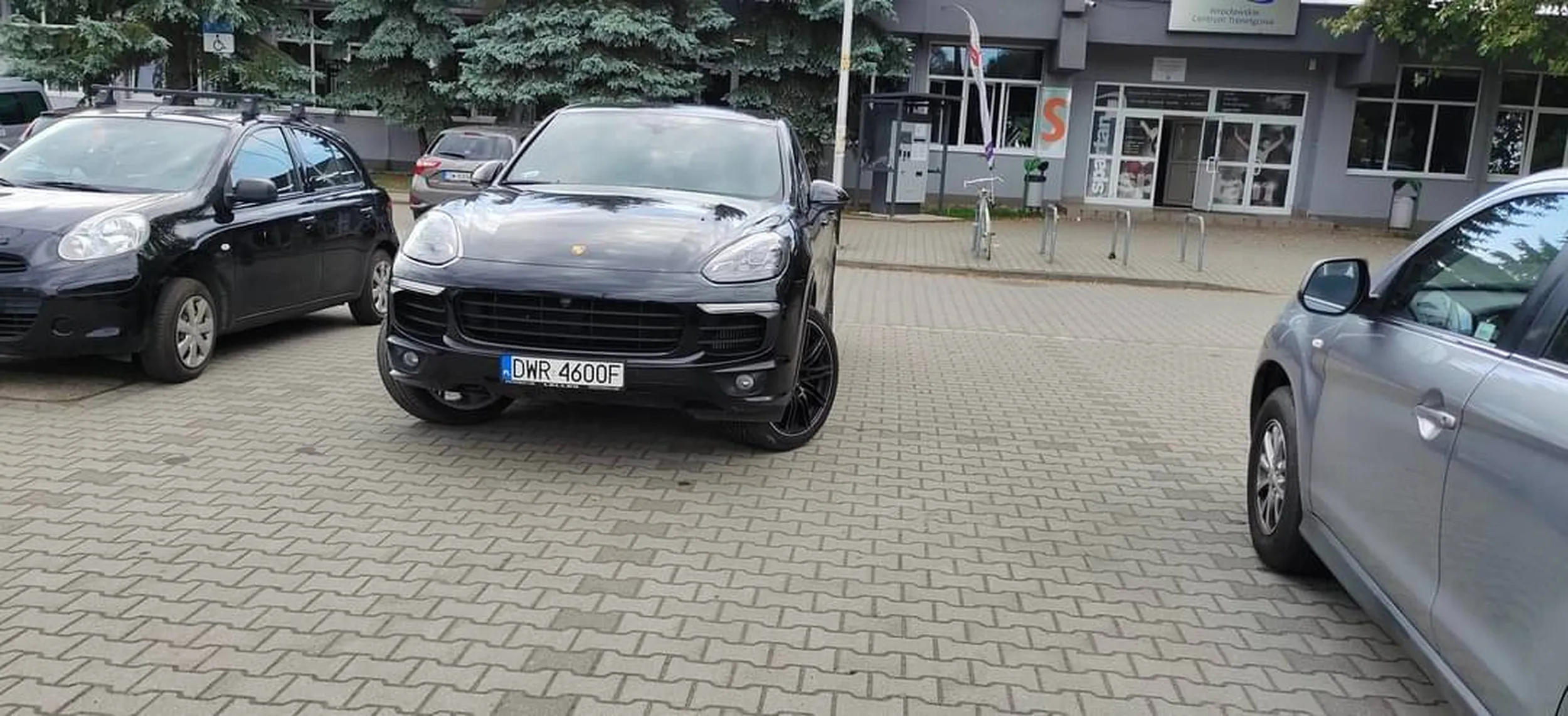 Gratuluję wyjątkowych umiejętności parkowania.