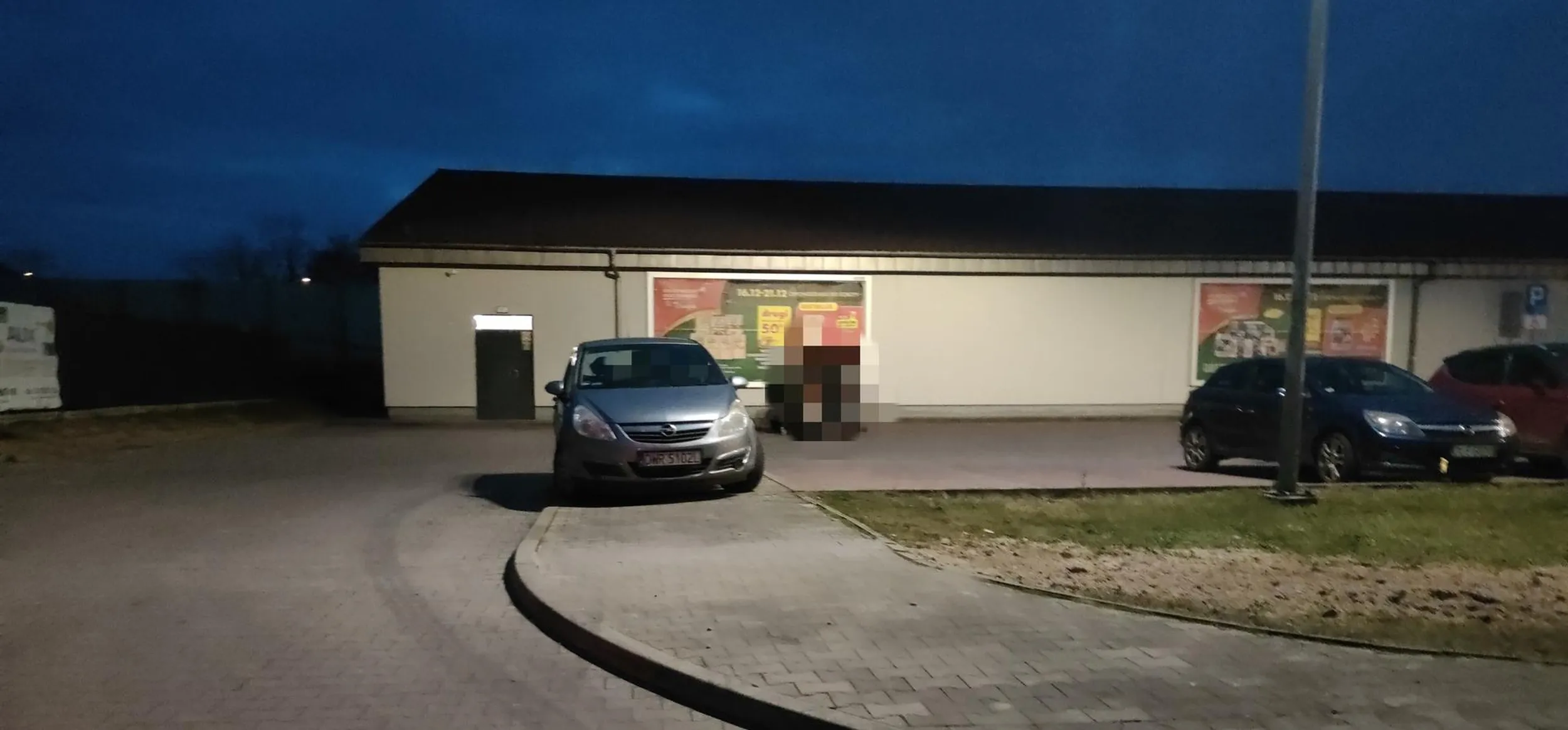 Chciałbym serdecznie pozdrowić damessę z tego autka, cały parking wolny to musiała stanąć na chodniku tak, że stojąc na w wyznaczonym miejscu nie mogłem wejść do auta. Moja prośba o przepakowanie skończyła agresją, wyzwiskami a w końcowej fazie pokazaniem paluszka. (cały czas siedziała w aucie i sobie przez telefon gadała) Kultury to Cię kobieto rodzice nie nauczyli :)