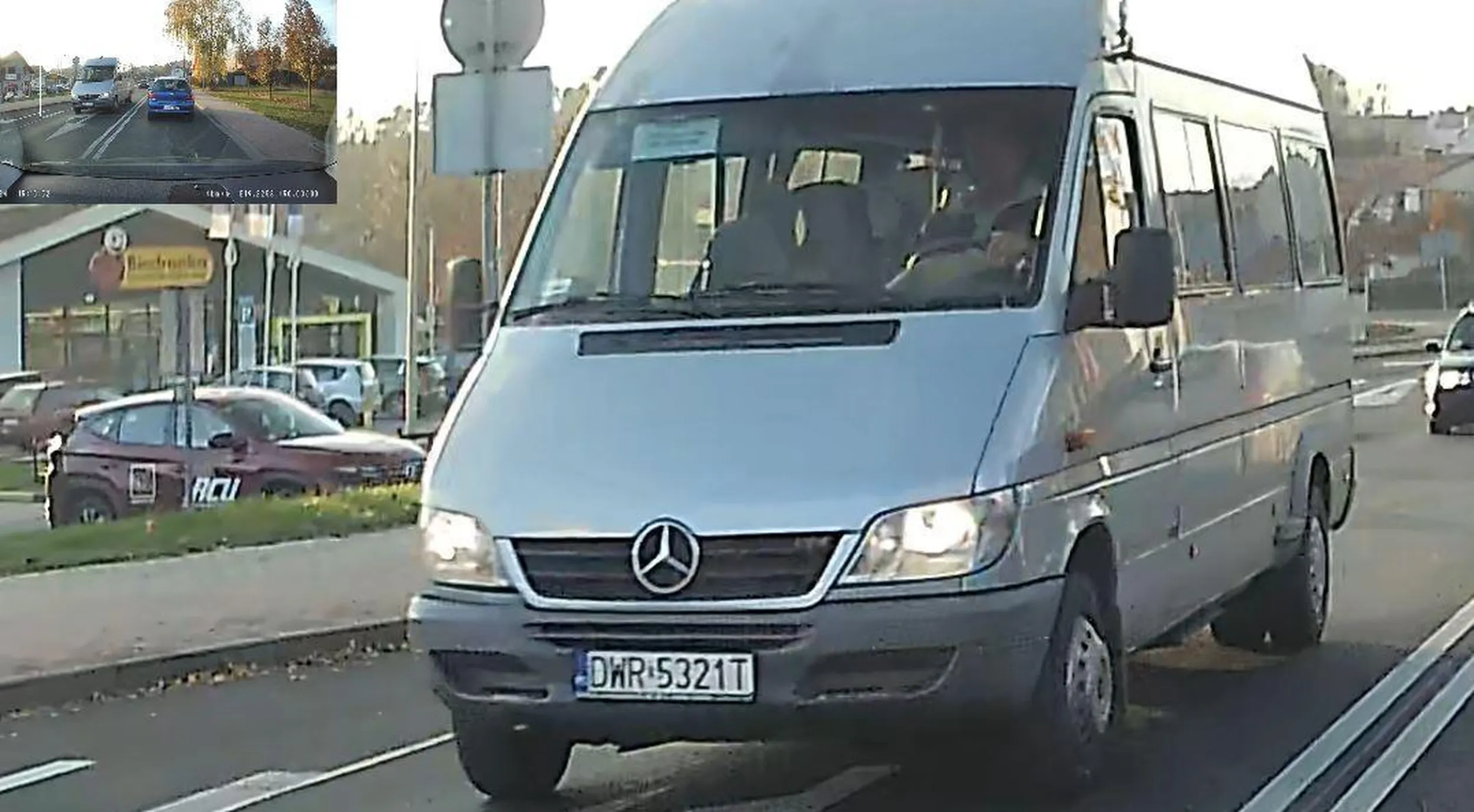 nie polecam kierowcy busa - rozmawia przez telefon trzymany przy uchu