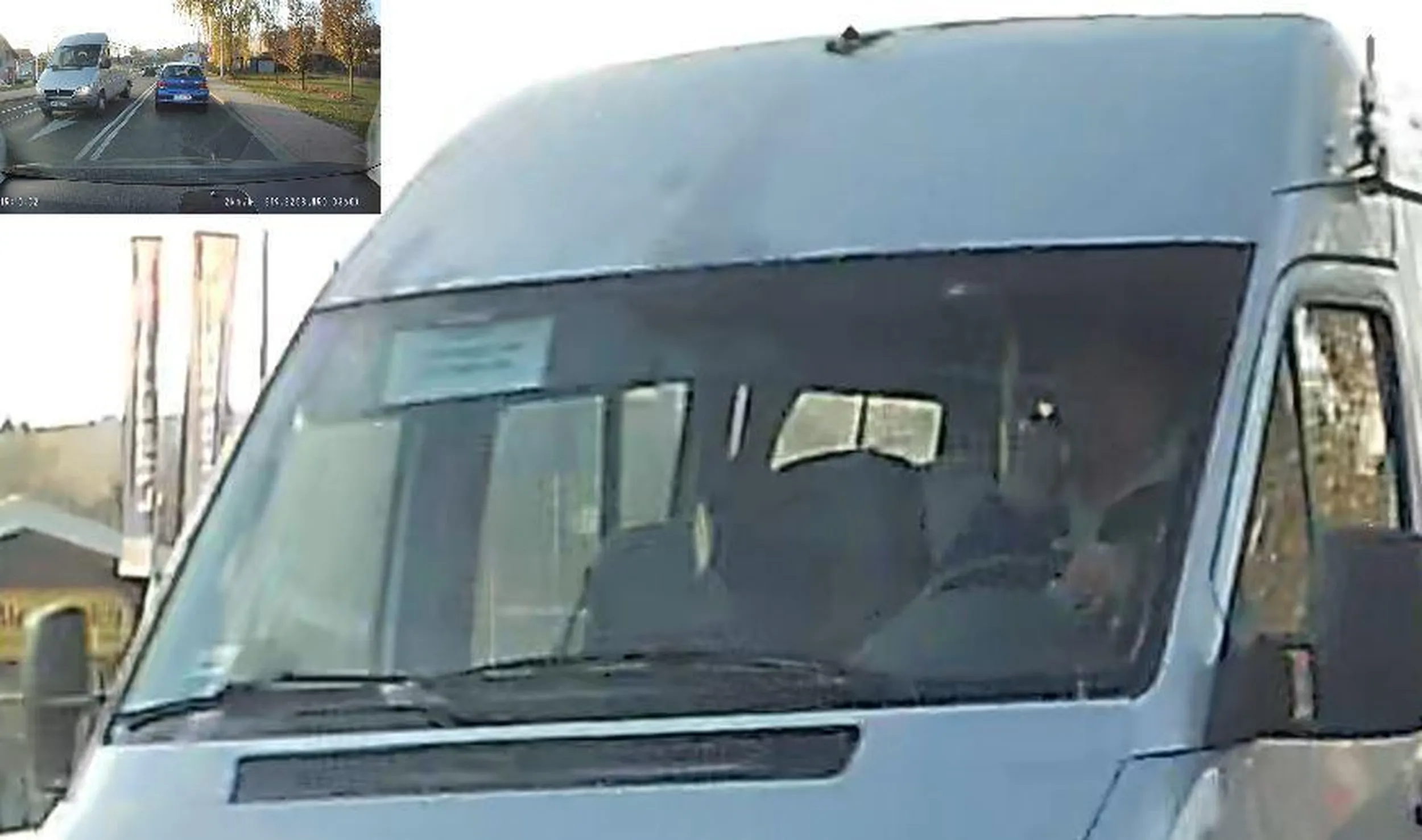 nie polecam kierowcy busa - rozmawia przez telefon trzymany przy uchu