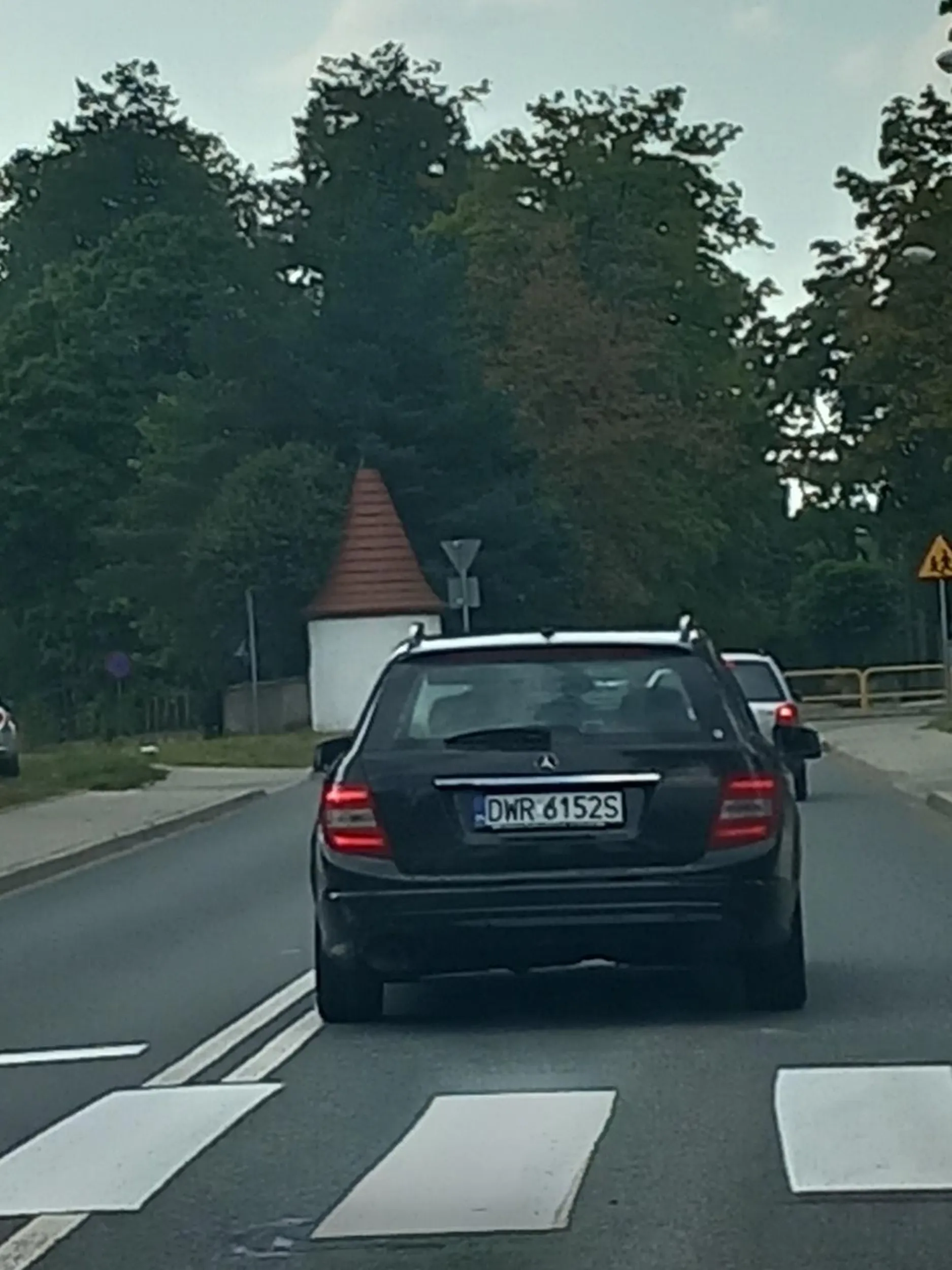 zjeb jeździ całą drogą, jak upośledzony.