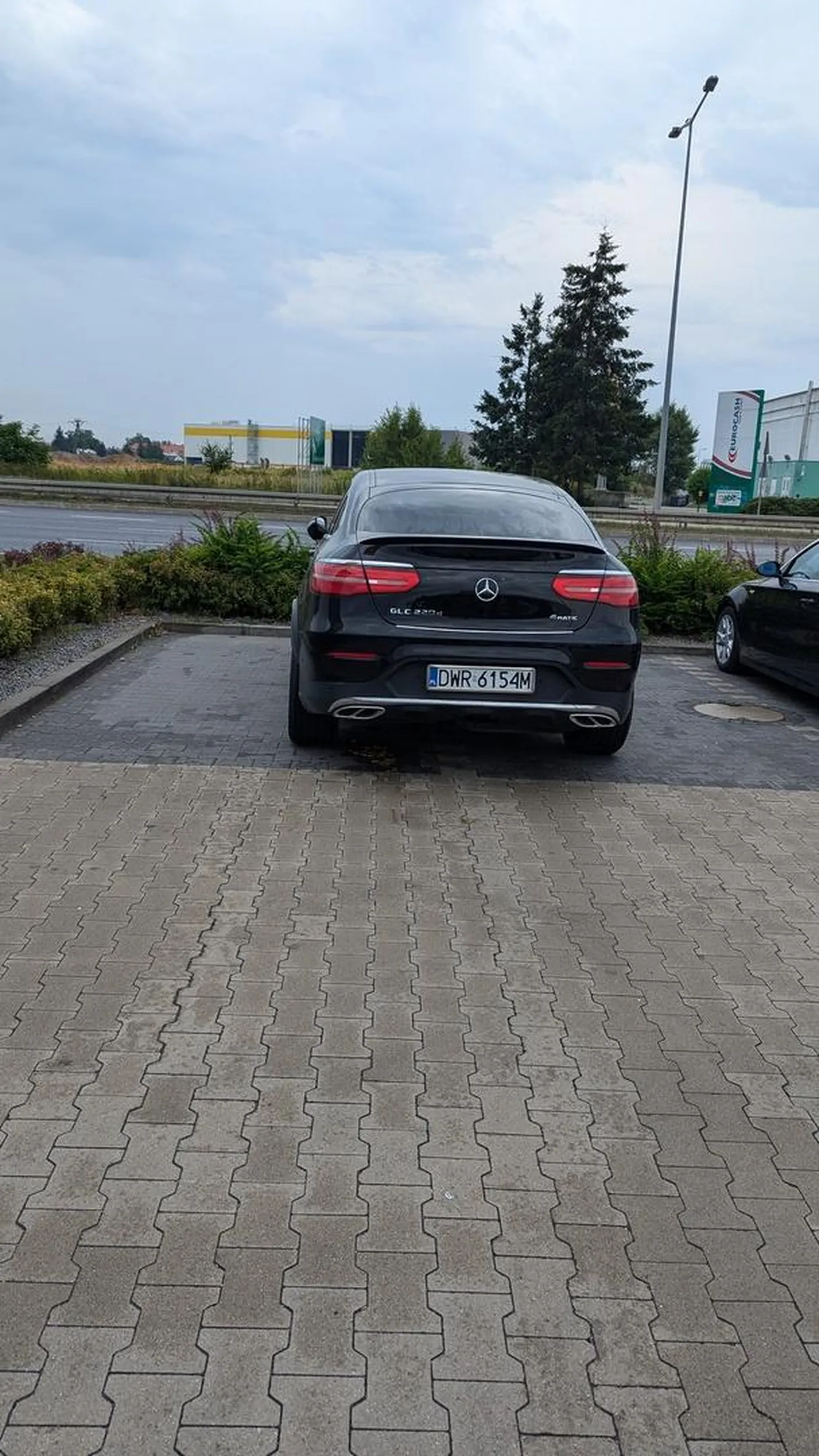 Jedno miejsce dla tej kobiety to widocznie za mało..