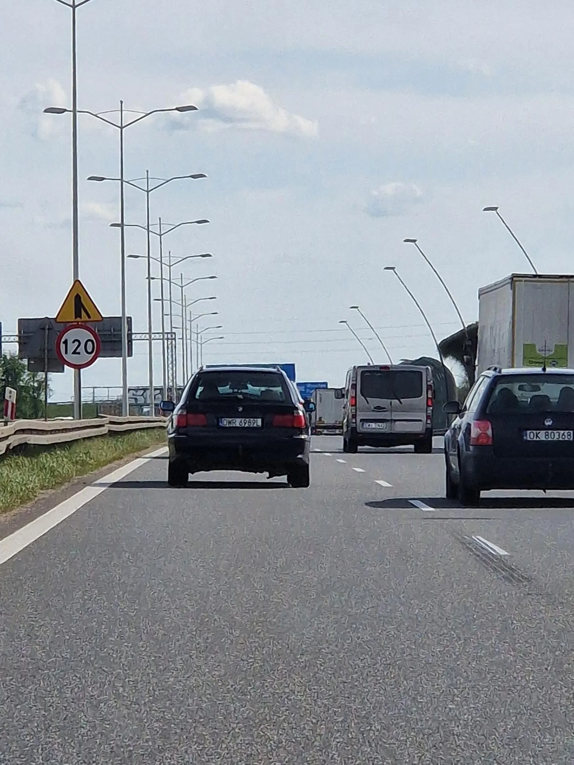 Wyprzedza na trzeciego na podwójnej ciągłej, w dodatku przez skrzyżowanie na czerwonym świetle. Prawie zabił pieszych na przejściu jak przechodzili na zielonym.