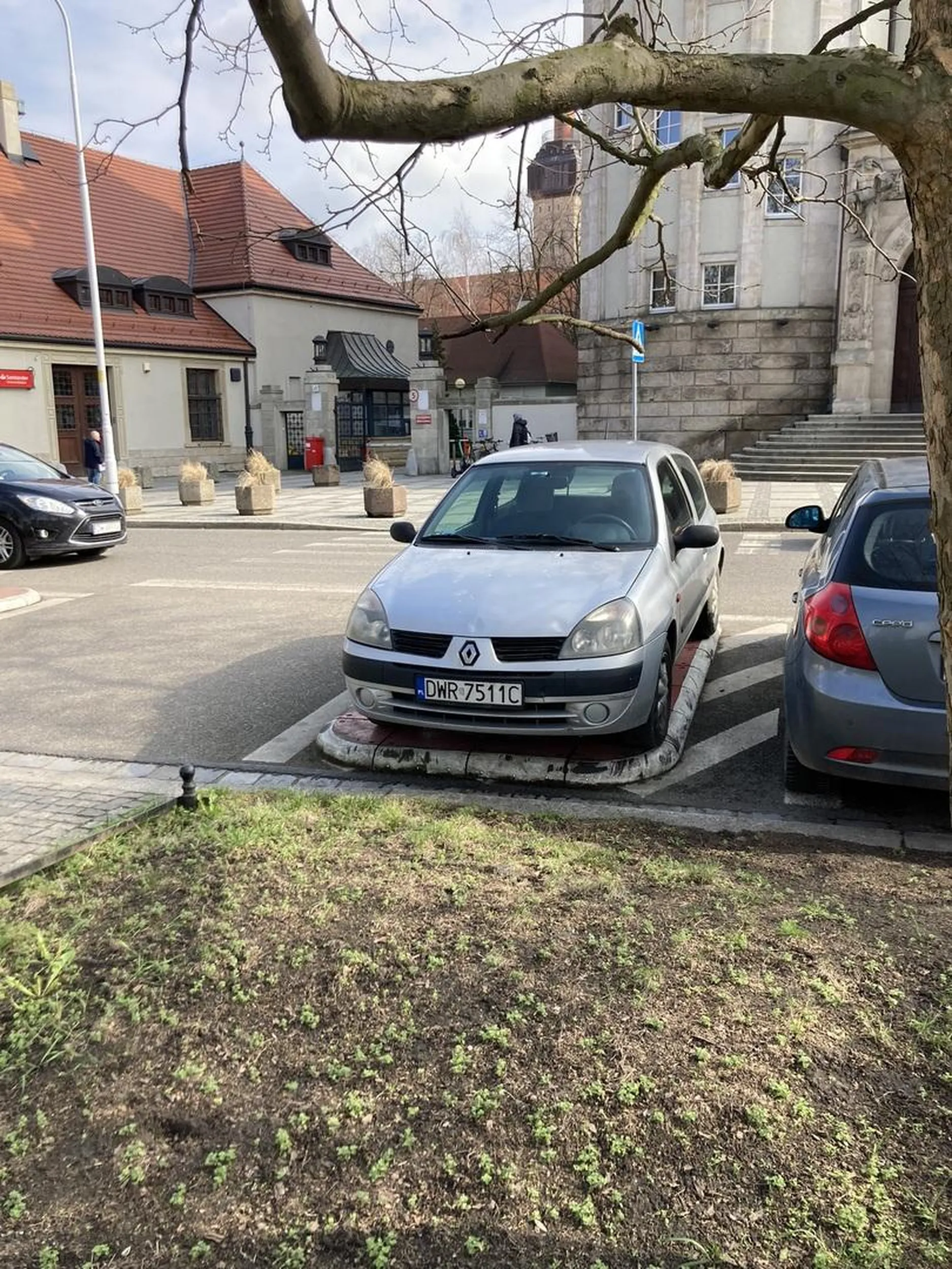 Codziennie staje na wysepce obok przejścia dla pieszych. Po wgnieceniach wnioskuję, że wybitnym kierowcą to nie jest.