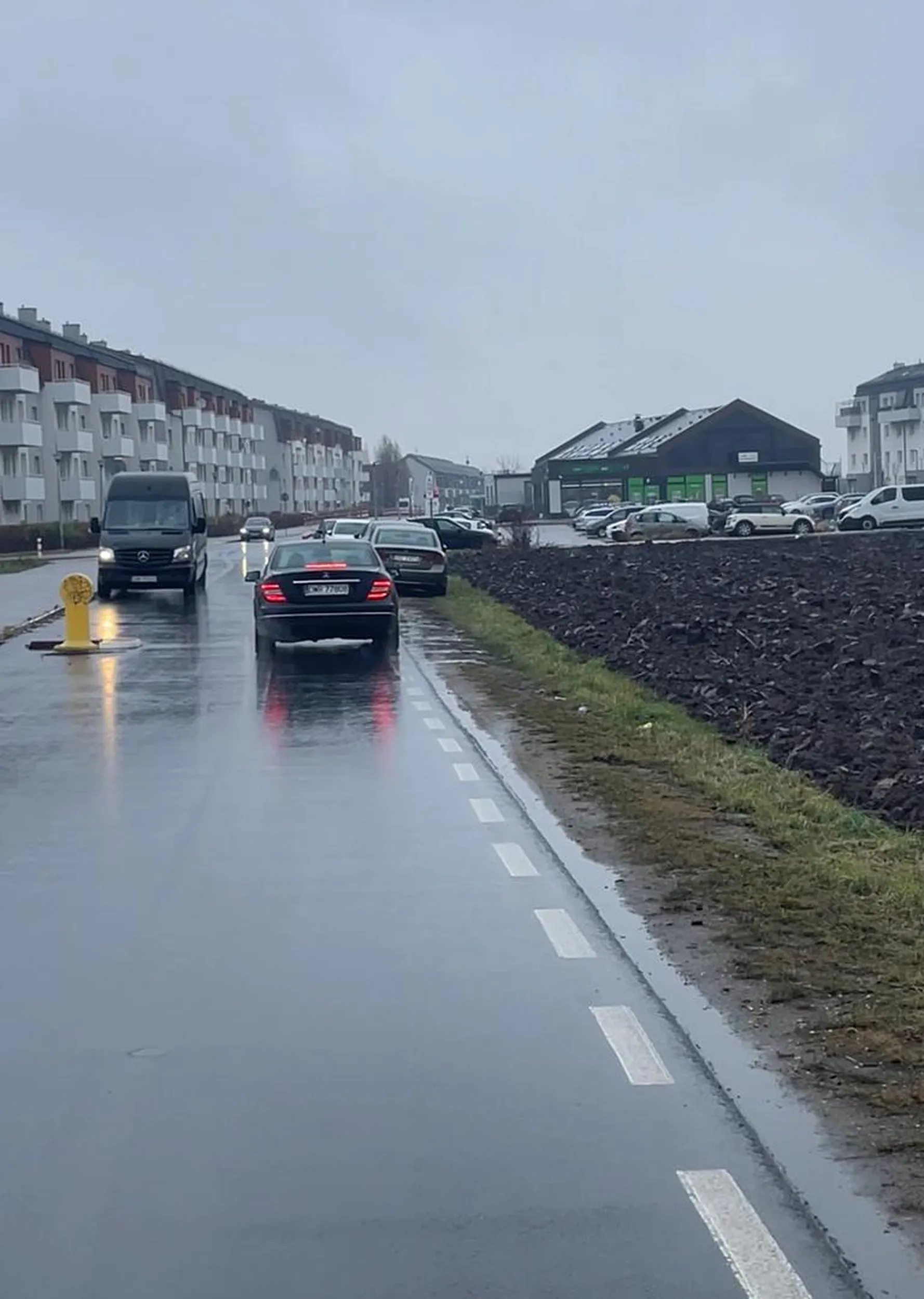 Chciałbym zgłosić niebezpieczne zachowanie kierowcy samochodu MERCEDES-BENZ KLASA C (W204), numer rejestracyjny DWR 77808. Zdarzenie miało miejsce 09.12, w godzinach 13:15-13:30, na przejeździe kolejowym w miejscowości Wrocław, Mokronos Górny. Kierowca zachowywał się agresywnie: • Zaczął trąbić zaraz po otwarciu szlabanów na przejeździe kolejowym, mimo że nadal paliło się czerwone światło, co oznaczało zakaz ruchu. • Niebezpiecznie wyprzedził rowerzystę, prawie go potrącając na tym samym przejeździe kolejowym. Takie zachowanie stanowi rażące naruszenie przepisów ruchu drogowego i stworzyło poważne zagrożenie dla bezpieczeństwa innych uczestników ruchu. Mam nadzieję, że ktoś przeczyta ten komentarz i będzie uważał na tego kierowcę w przyszłości.