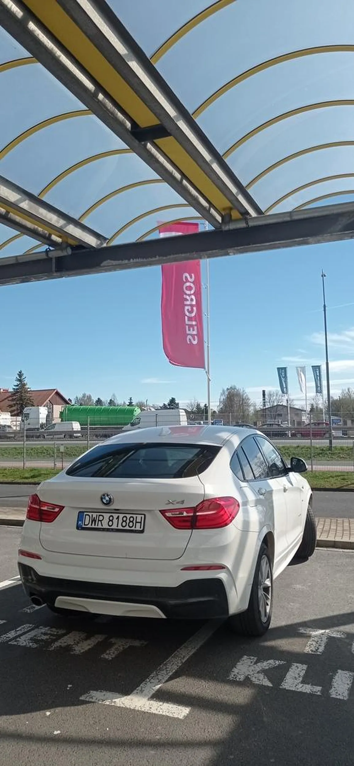 typ na dwa miejsca zaparkował obok selgrosa