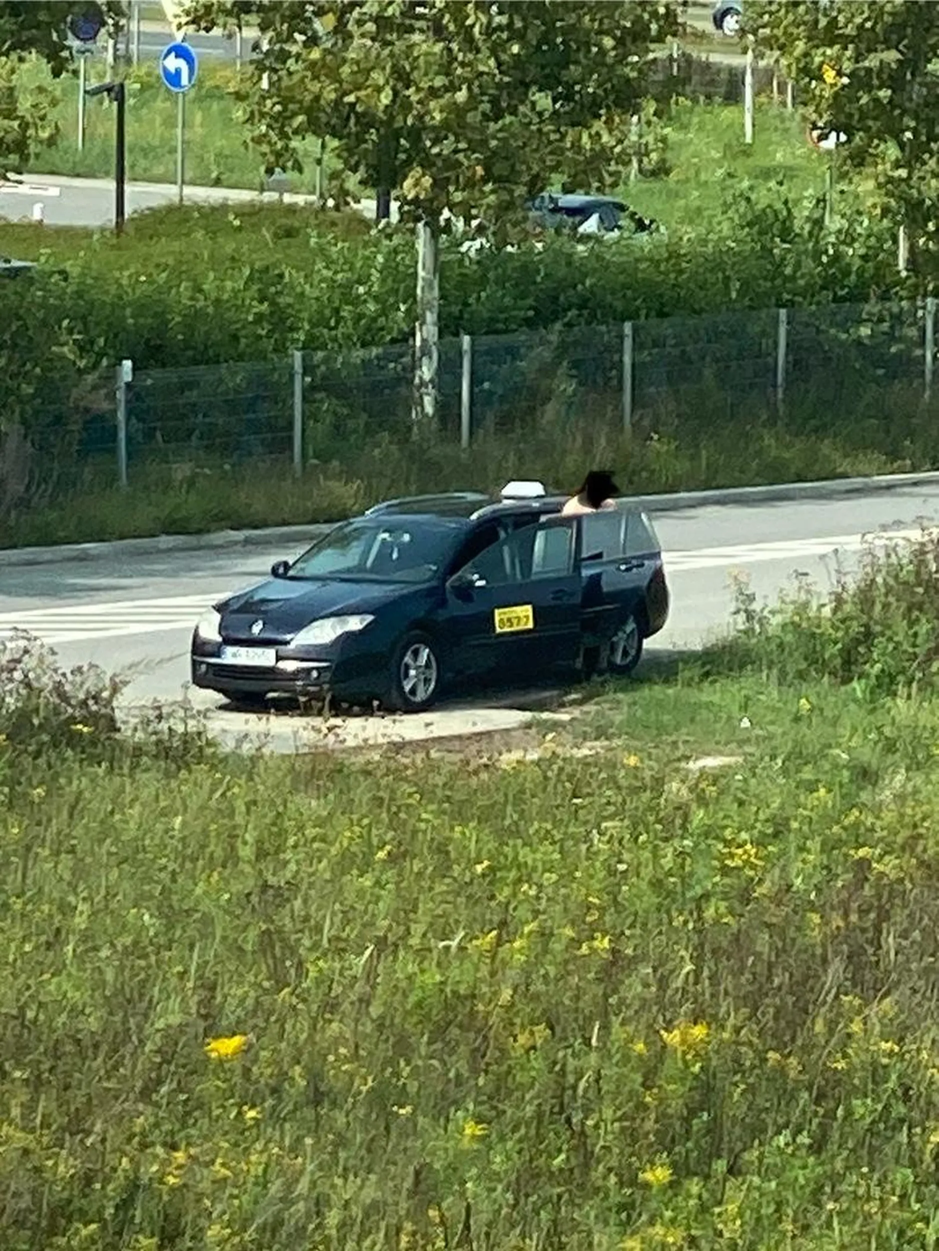 Kolejny kierowca  co oddaje mocz do butelki zamiast na stacji Orlen która jest ok 100 metrów dalej. A potem ręce w kierownicę na pieniądze itd. Nr boczny 8577