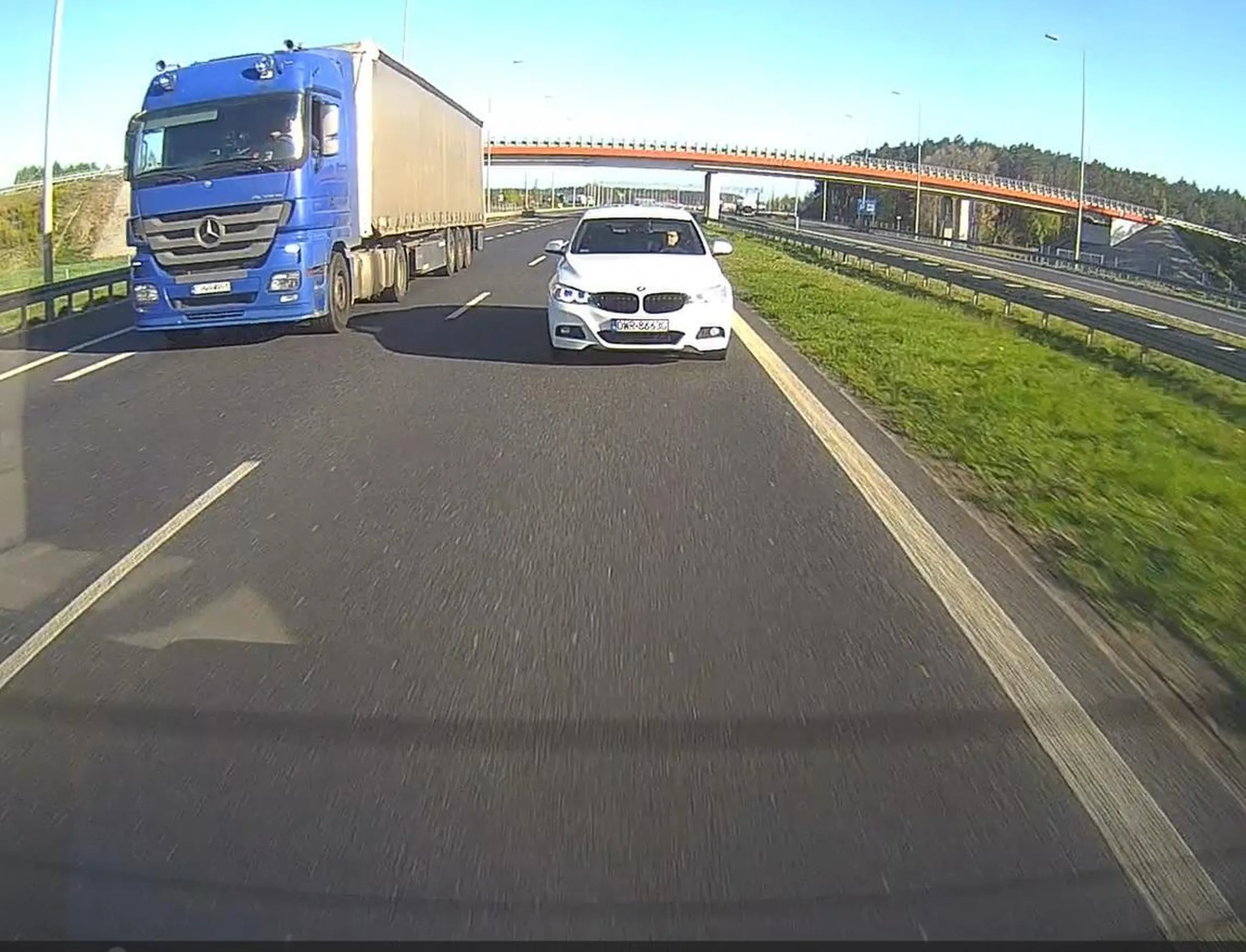 Kierowca białego BMW (cham i prostak) jechał z prędkością znacznie przekraczającą dopuszczalną na autostradzie, widocznie mu przeszkadzałem bo byłem na lewym pasie (z prędkością 130) wyprzedzając ciężarówkę. Zepchnął mnie z drogi, mrugał światłami, podjechał na pojedyńcze metry i to przy prędkości 130km/h. Potem trąbił, wyprzedził i zajechał drogą wychamowując mnie do 100. Demonstrator chamstwa i prostactwa.