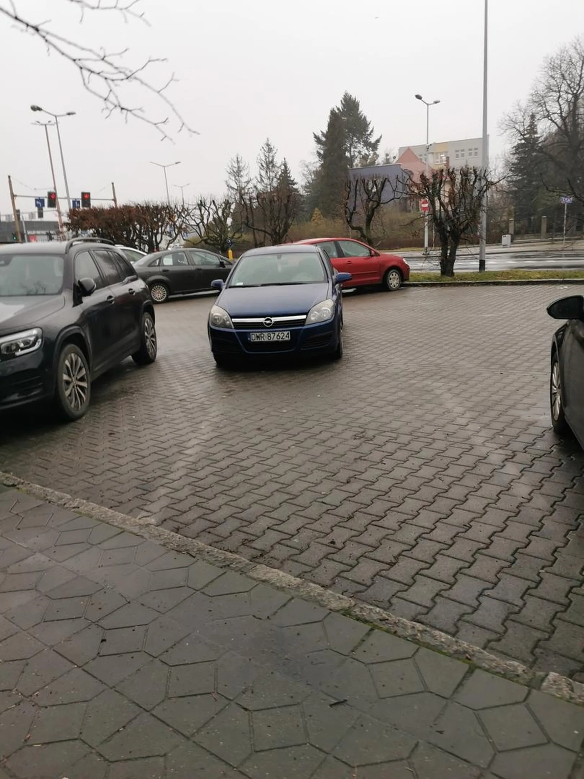 Ręczny to jednak istotna rzecz:) Bądź nauka parkowania.