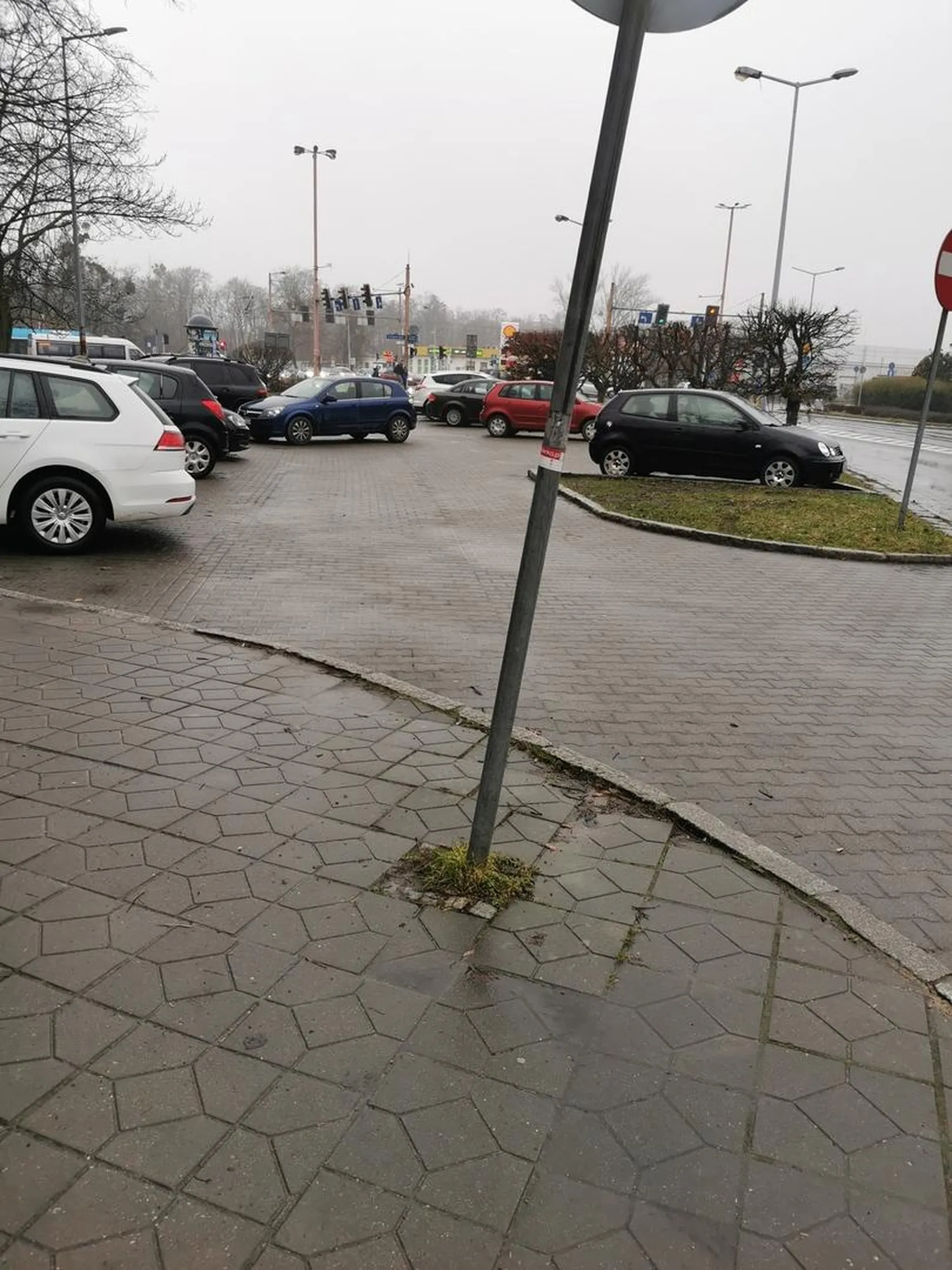 Ręczny to jednak istotna rzecz:) Bądź nauka parkowania.