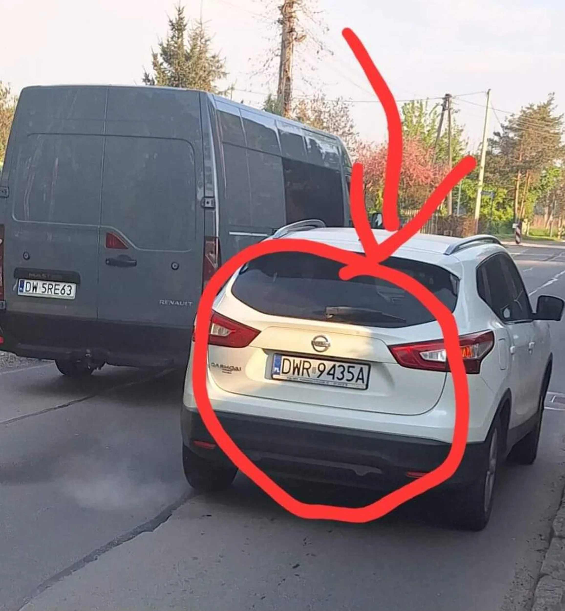 Wymuszenie pierwszeństwa na pasach, prawie protracił pieszych i uciekł mimo iż drugi samochód, który zatrzymał się celem ustąpienia pierwszeństwa pieszym trąbił i starał się go zatrzymać.