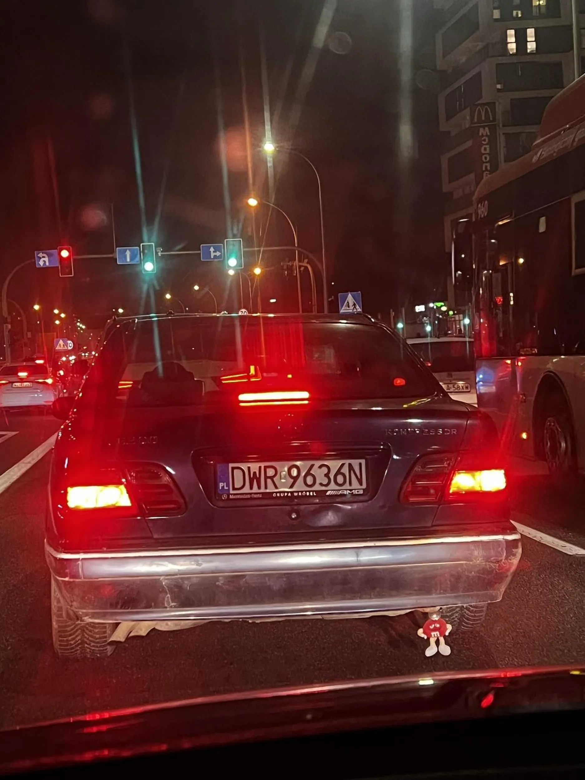 Chłopcy bo mężczyznami ich nazwać nie można jeżdżą jak ludzie którym czegoś brakuje. Mało brakło a nie zrobiliby krzywdy osobom postronnym. Szaleńcze jazdy po mieście w nocy są norma dla kierowcy tego samochodu