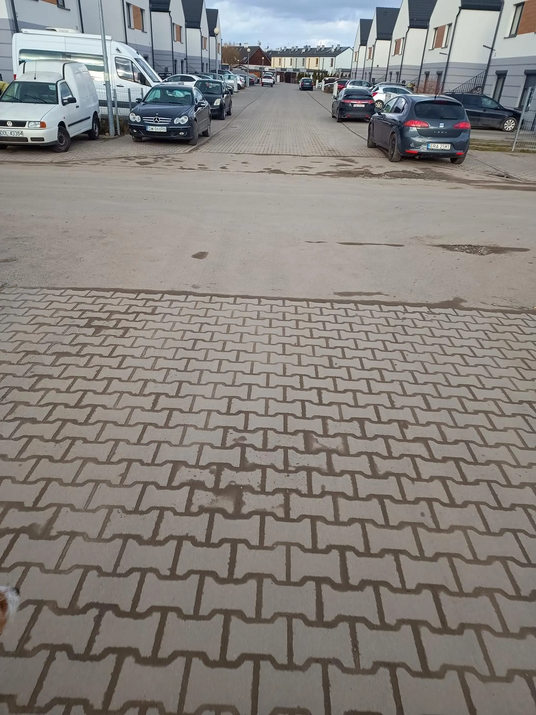 Następny smolecki as parkowania na chodniku i skrzyżowaniu