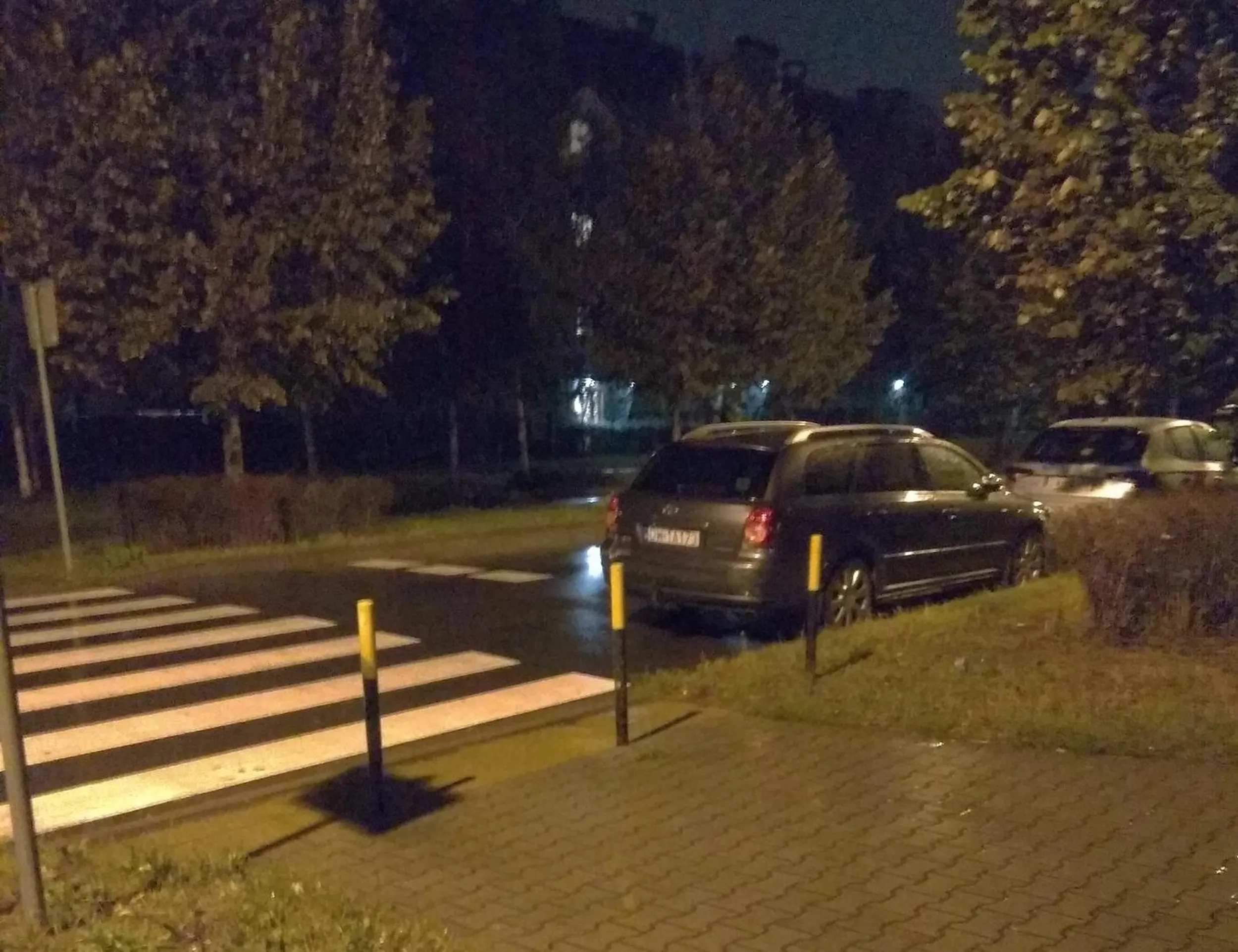 art. 49 ust. 1 pkt 2 Zatrzymywanie pojazdu: 2) na przejściu dla pieszych lub na przejeździe dla rowerzystów oraz w odległości mniejszej niż 10 m przed tym przejściem lub przejazdem, a na drodze dwukierunkowej o dwóch pasach ruchu – także za nimi.