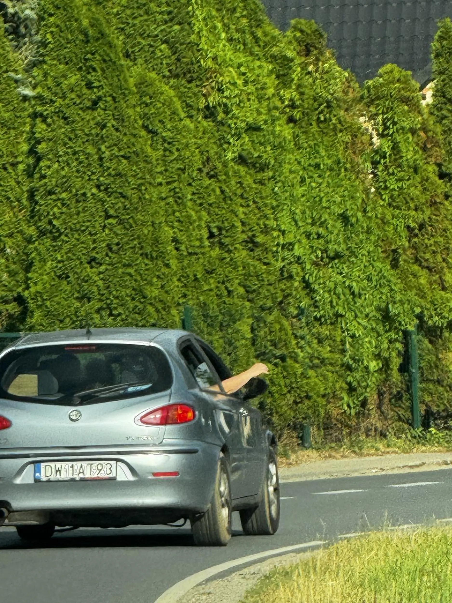 Śmieciarz, po chamsku wyrzuca śmietnik ze swojego złoma