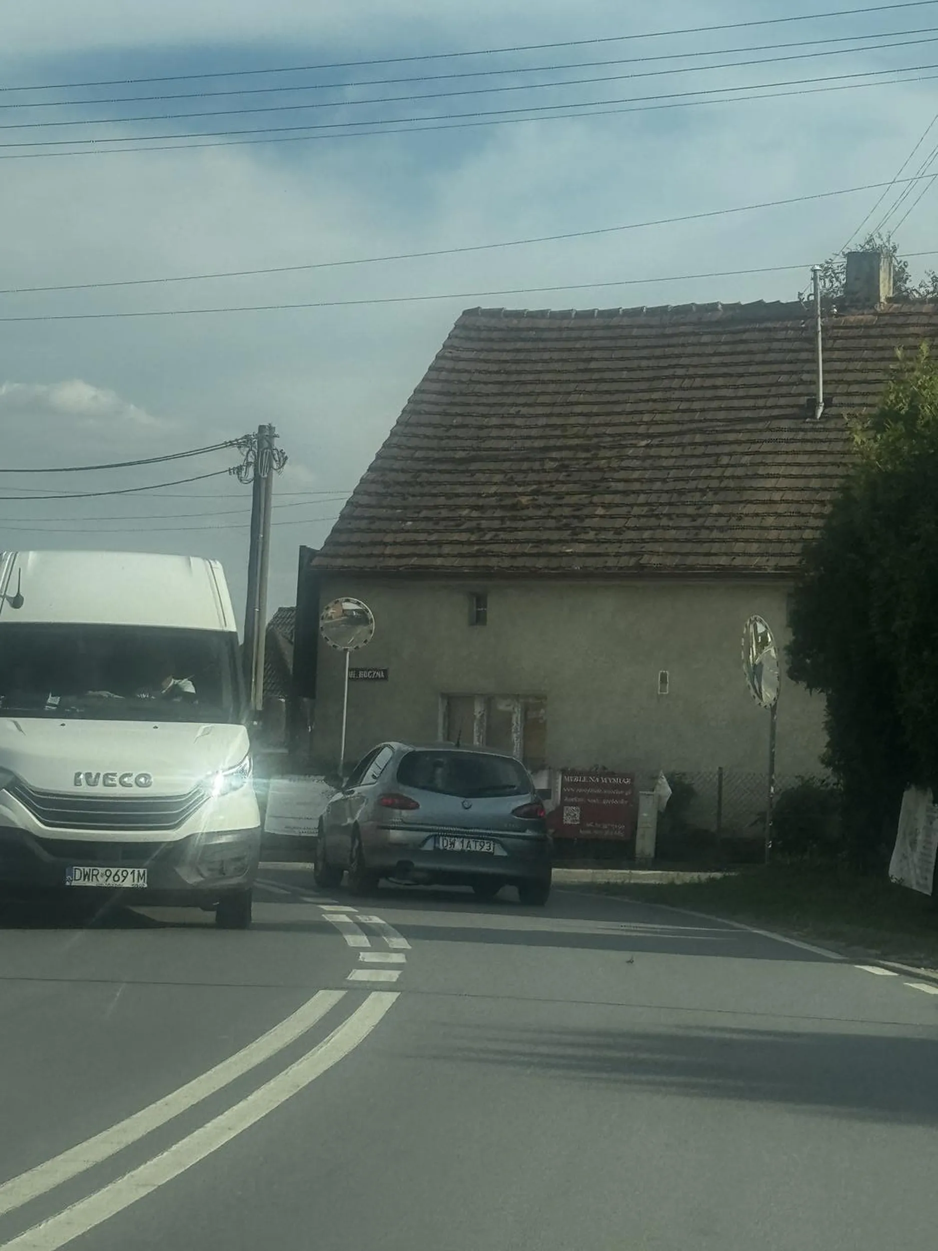 Śmieciarz, po chamsku wyrzuca śmietnik ze swojego złoma