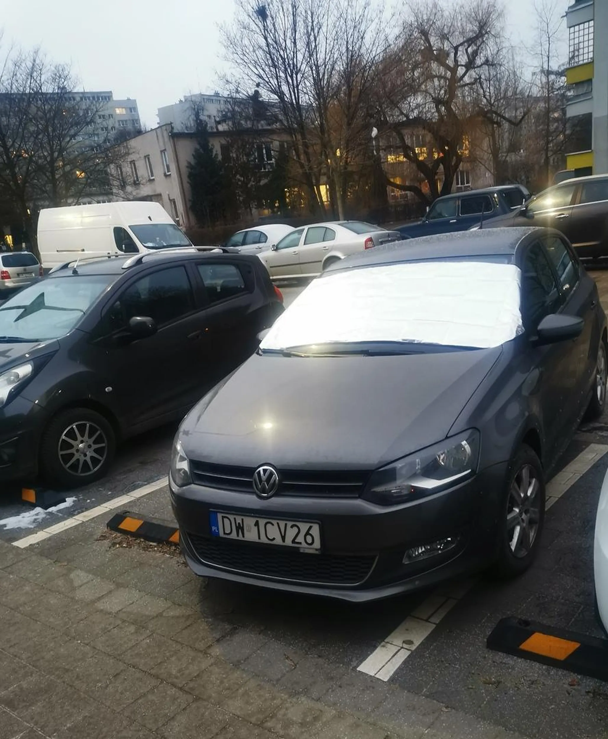 Typie naucz się parkować, a nie blokujesz miejsca innym!