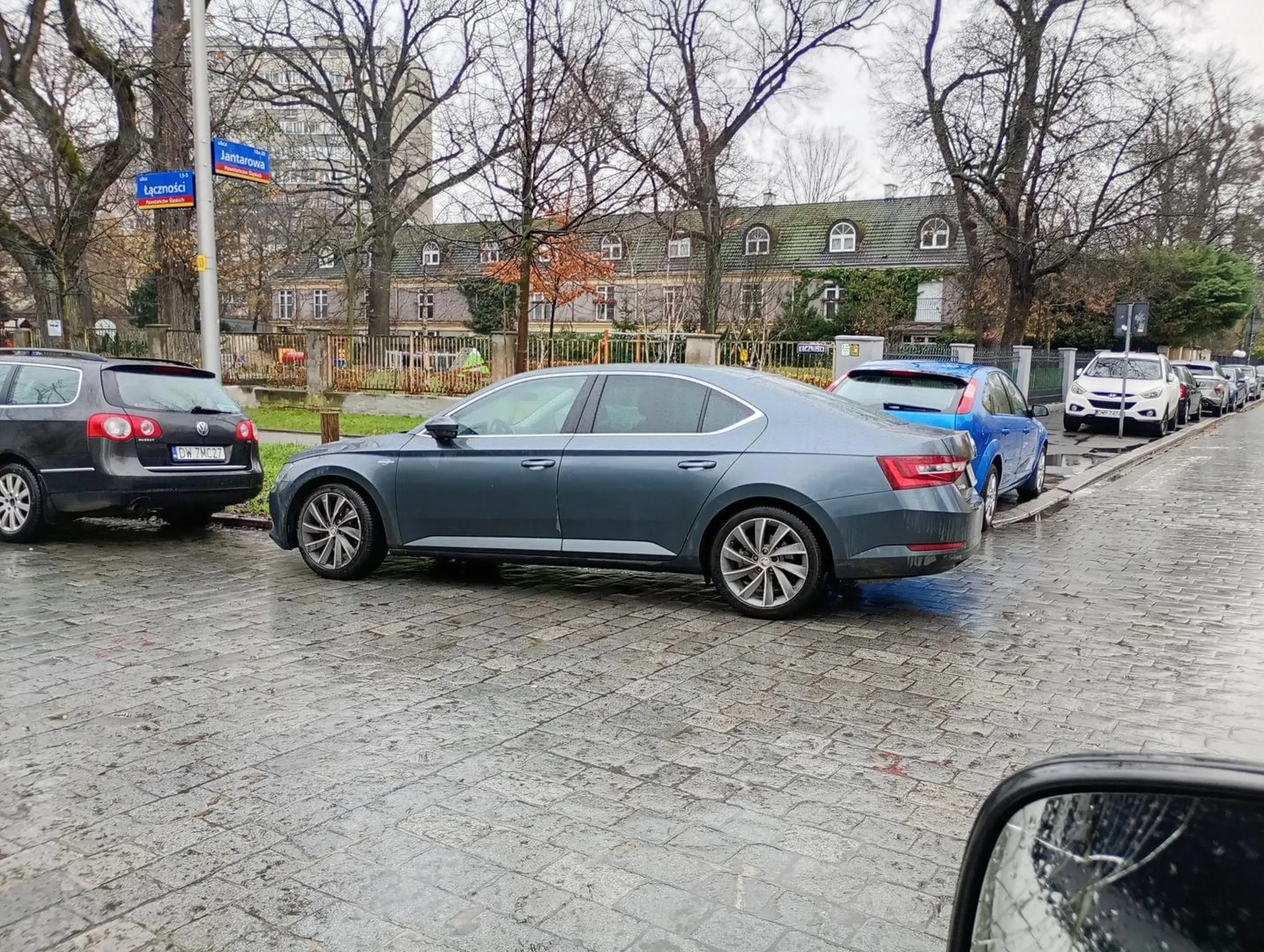 Pan o wyjątkowej wyobraźni. Zaznaczam że bardzo polepszył widoczność na prawą rękę.