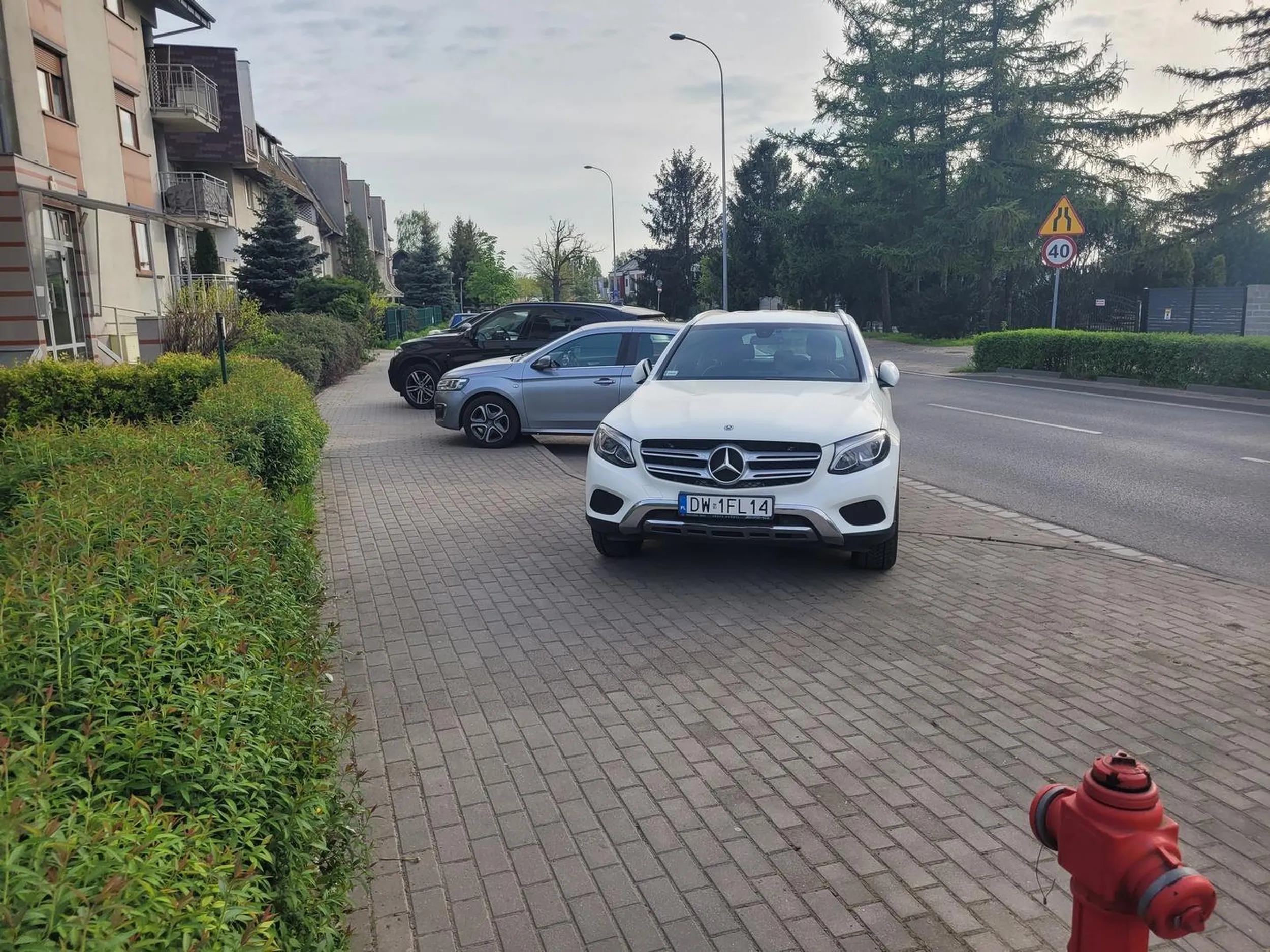 IQ na poziomie gwoździa. Wszyscy potrafią stanąć skosem, a ten kretyn stając w przeciwną stronę 2 miejsca zajmuje