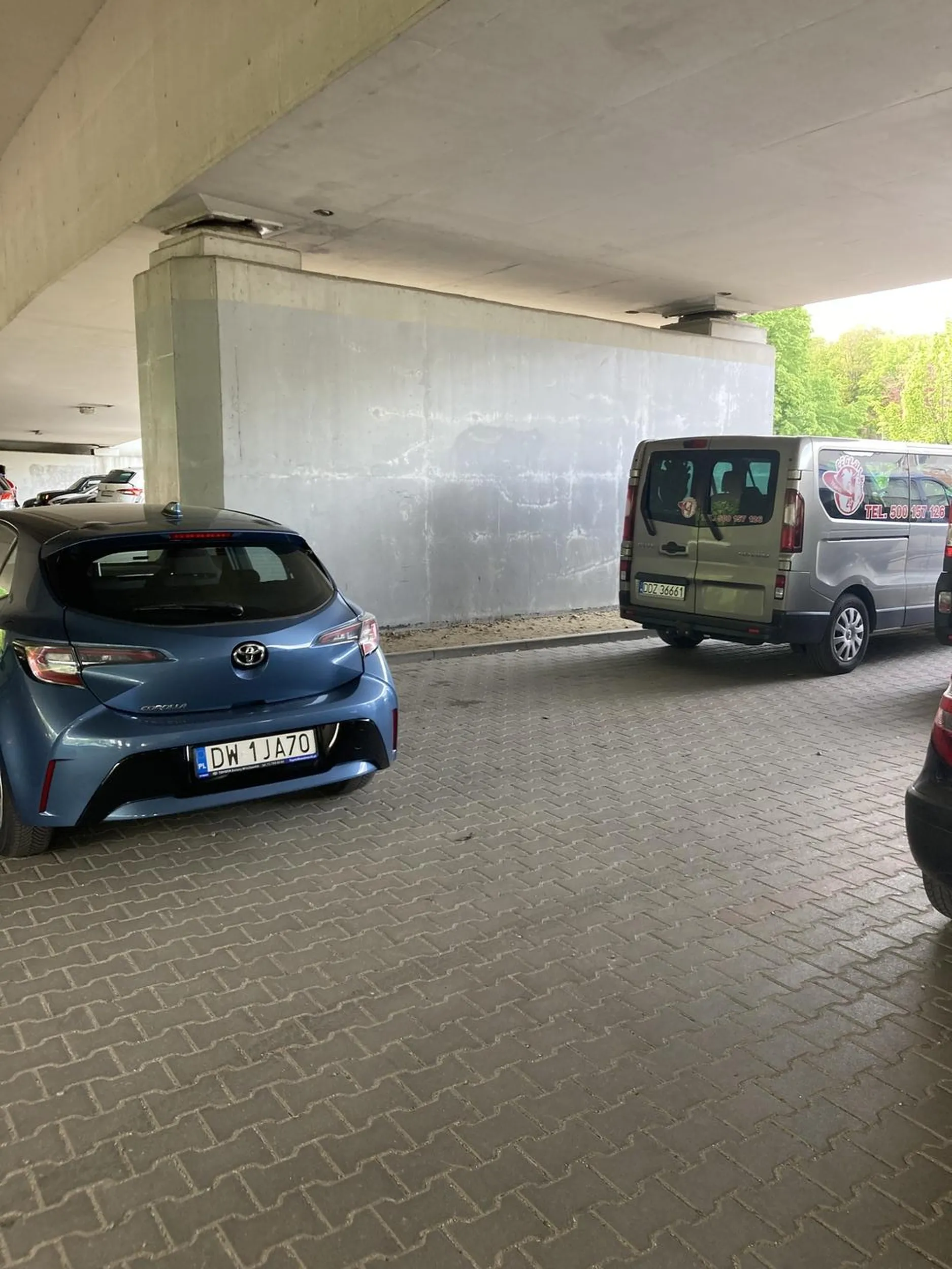 Po co zajmować jedno miejsce, skoro można zatarasować 2